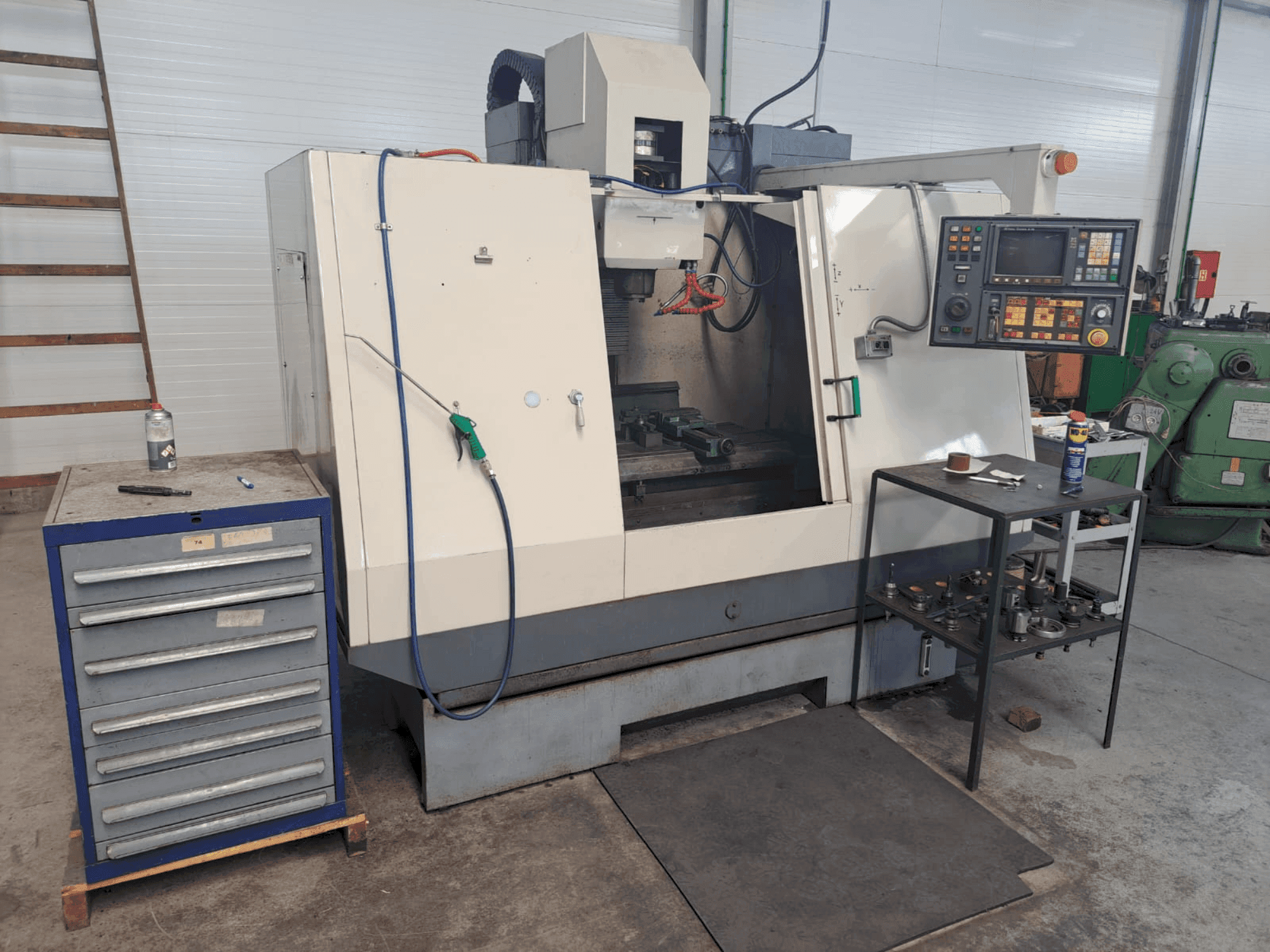 Prikaz stroja Cincinnati Sabre sprijeda