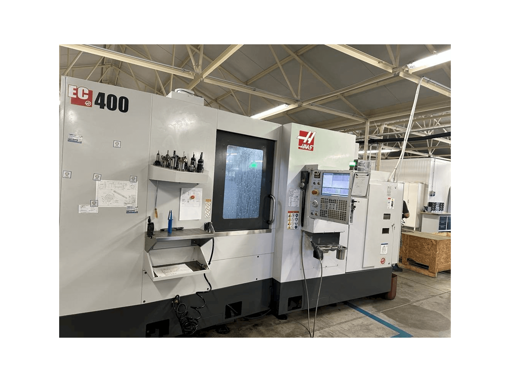 Prikaz stroja HAAS EC-400 sprijeda
