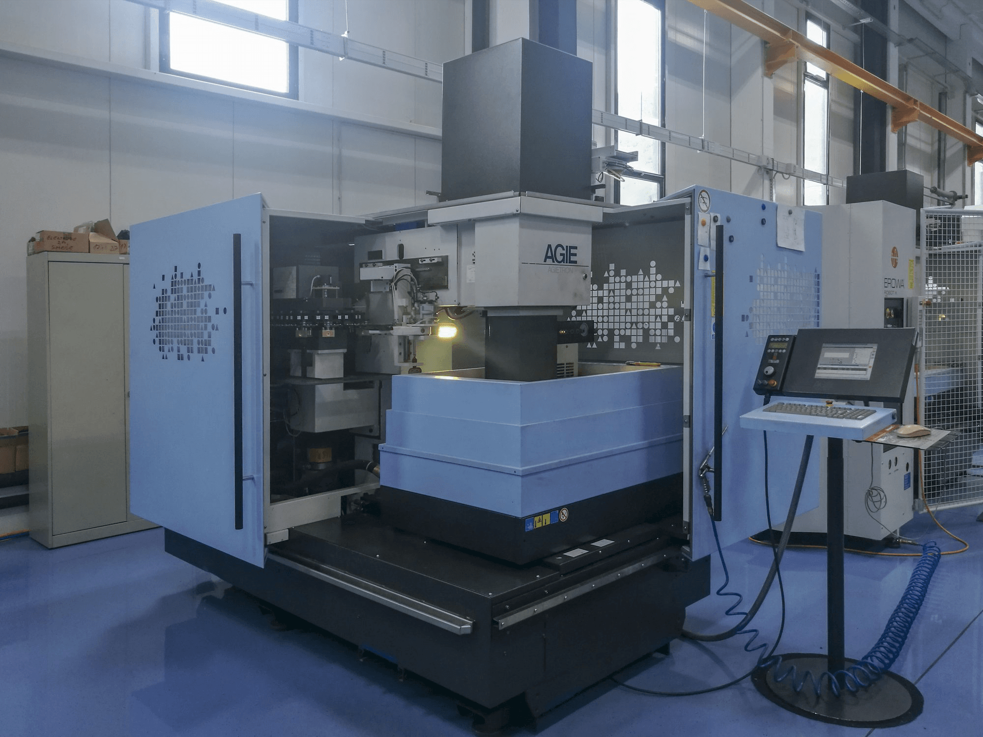 Prikaz 1 stroja AGIE AGIETRON INNOVATION 2 sprijeda