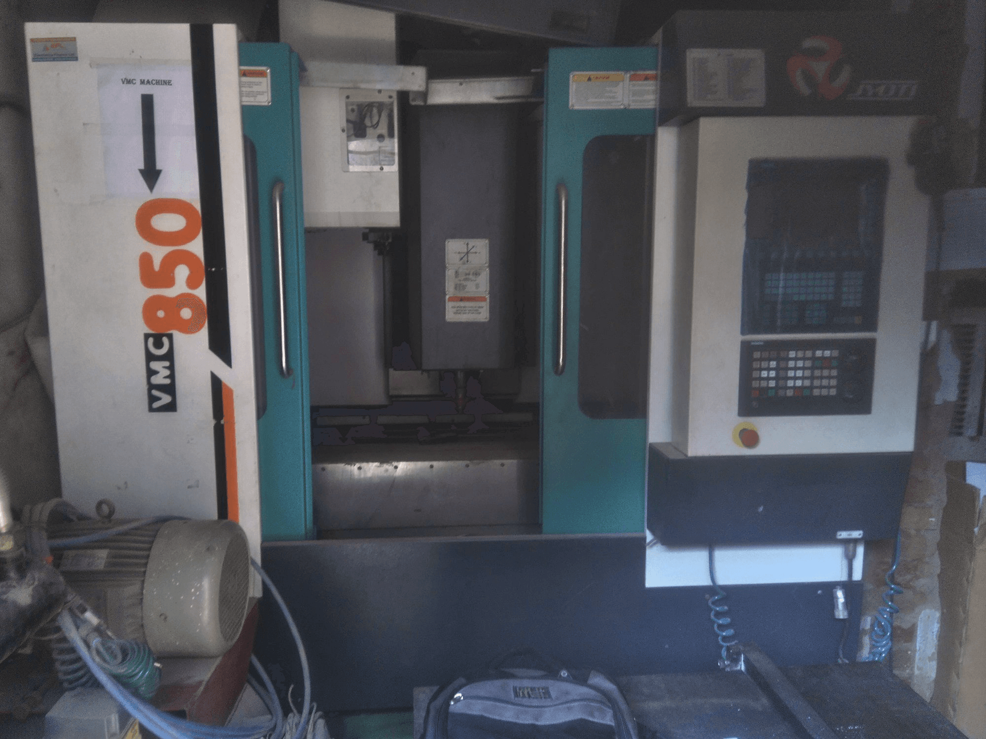 Prikaz stroja JYOTI VMC 850 sprijeda
