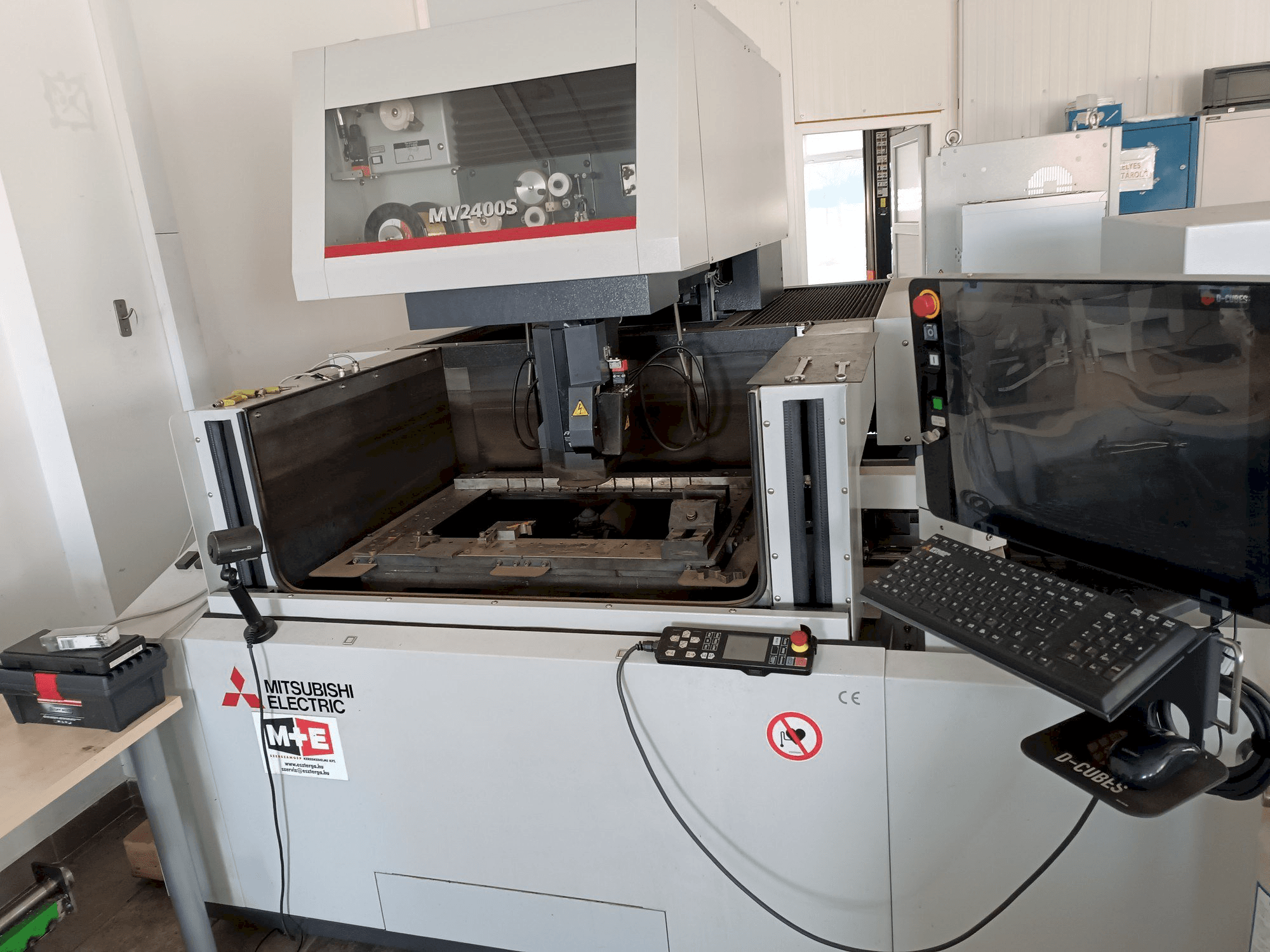 Prikaz stroja Mitsubishi MV2400S sprijeda