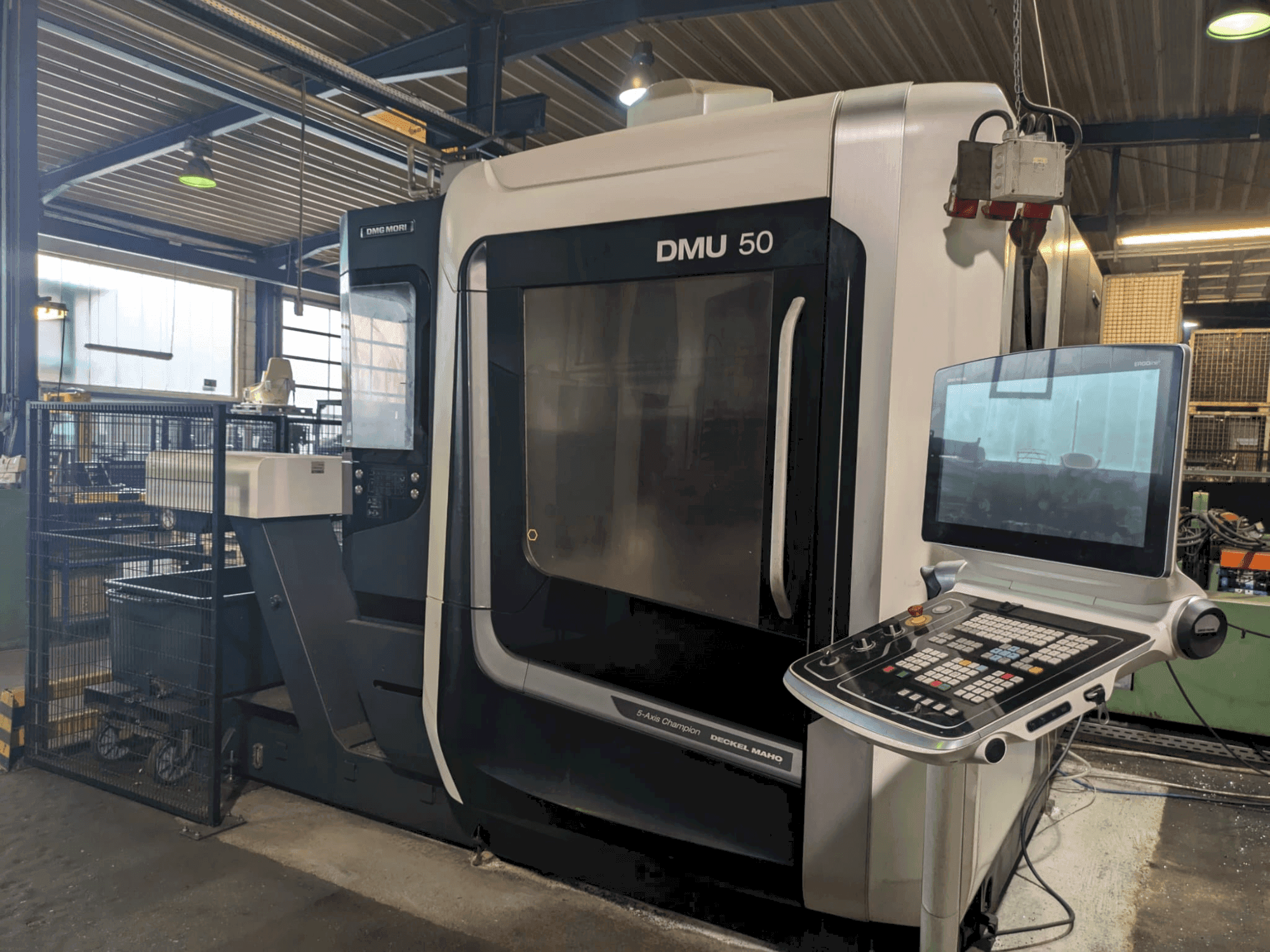 Prikaz stroja DMG MORI DMU 50 3rd Gen sprijeda