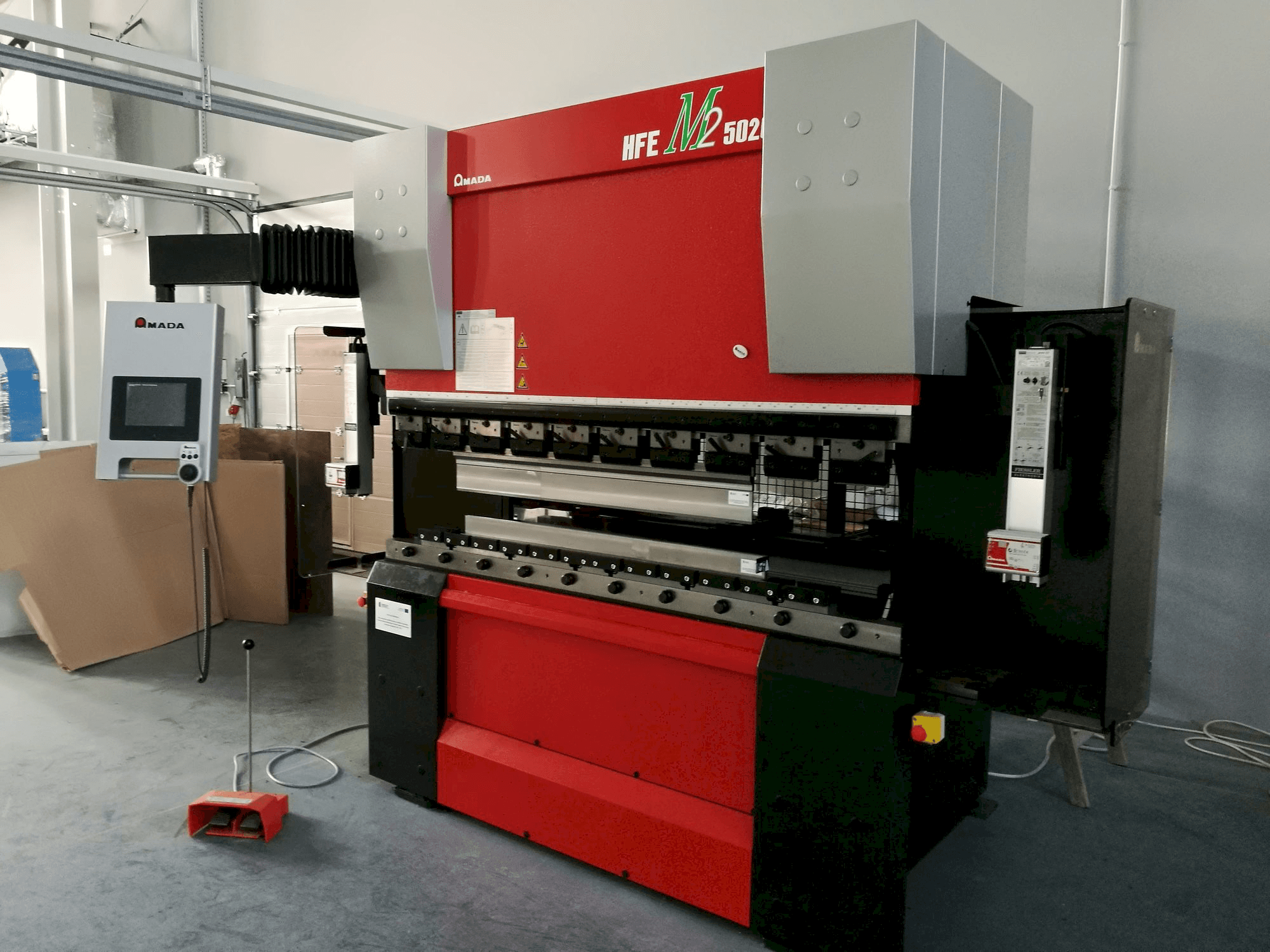 Prikaz stroja AMADA HFE M2 5020 sprijeda