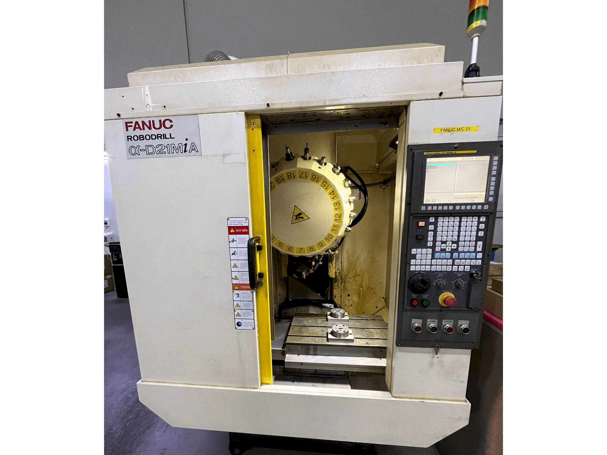 Prikaz stroja FANUC ROBODRILL A-D21MiA sprijeda