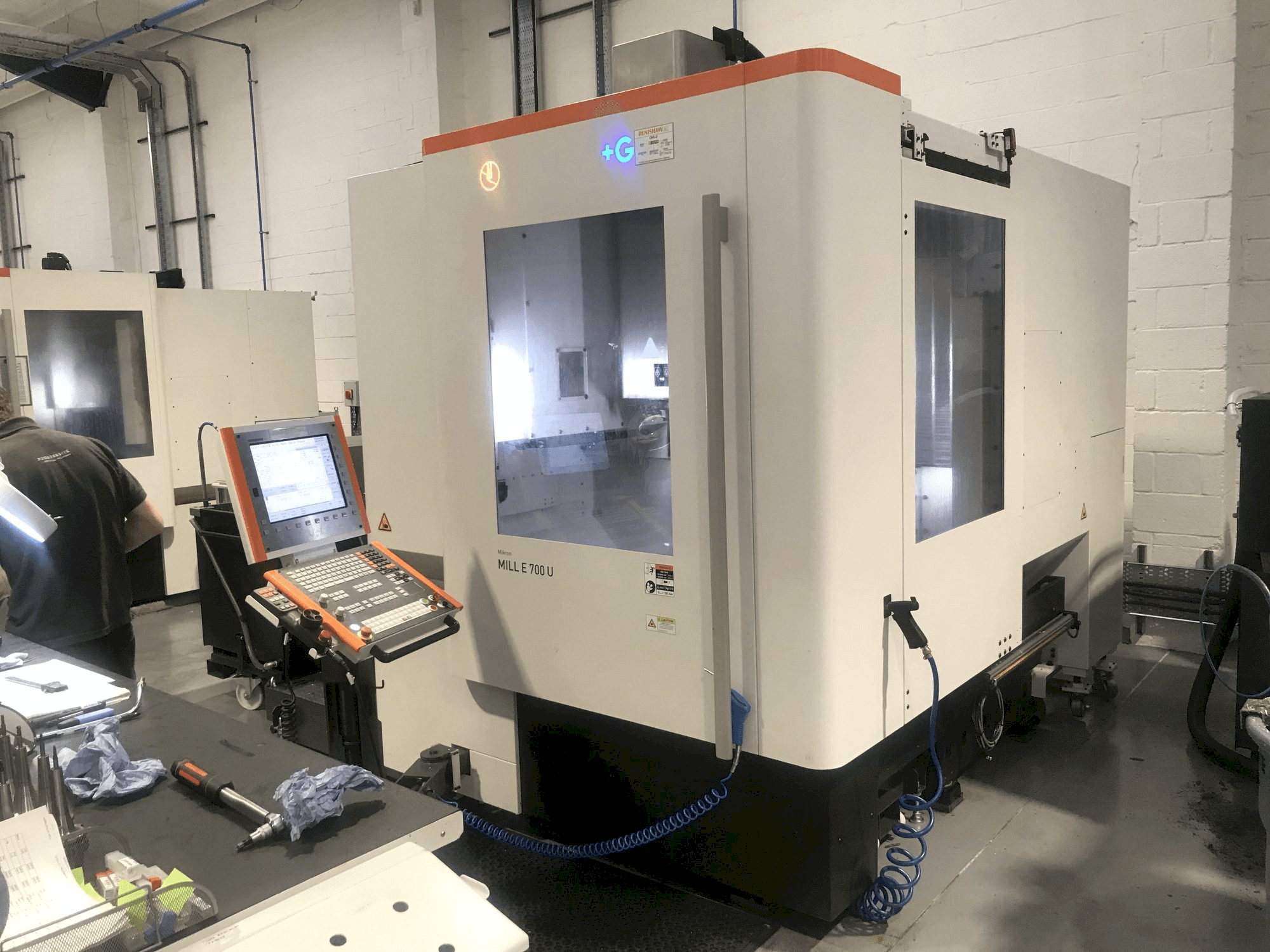 Prikaz stroja MIKRON Mill E 700 U sprijeda