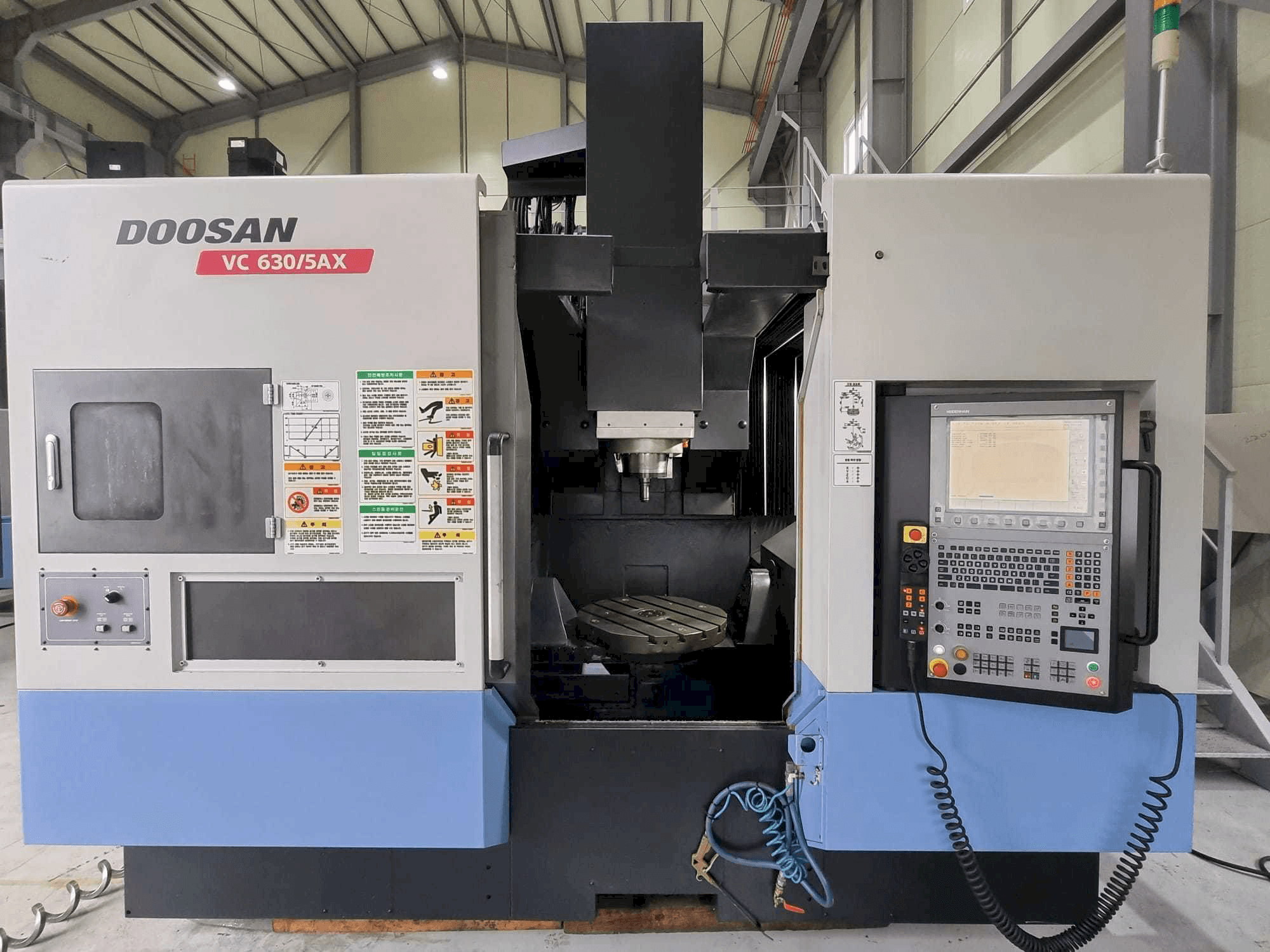 Prikaz stroja Doosan VC630/5AX sprijeda