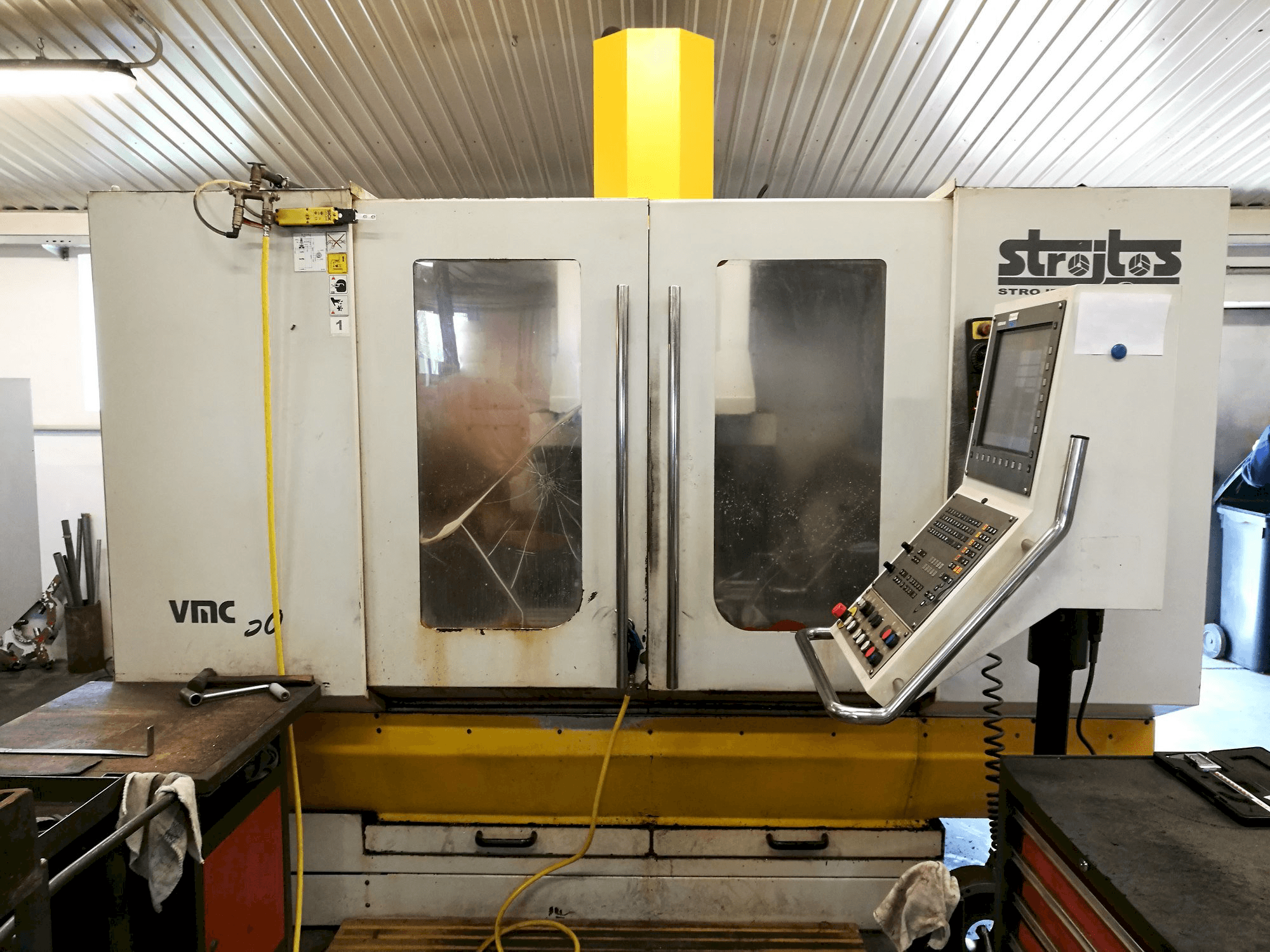 Prikaz stroja Strojtos VMC 50 sprijeda