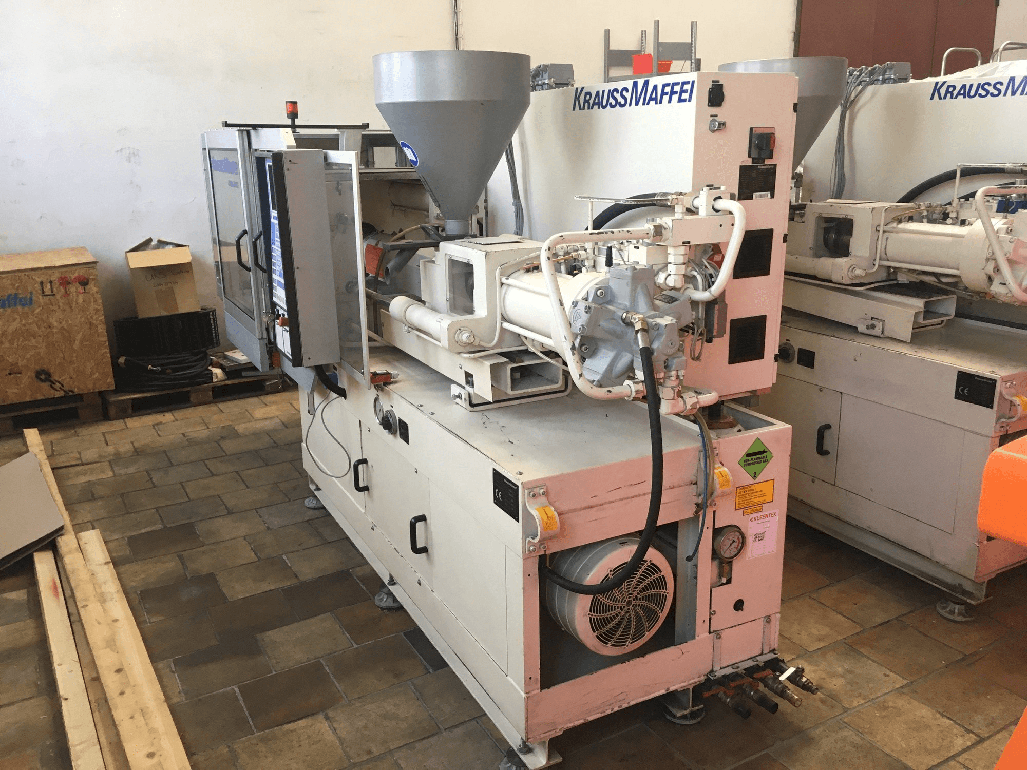 Prikaz lijeve strane stroja Krauss Maffei 80/390 C2