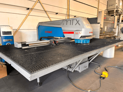 CNC probijačka mašina Euromac MTX FLEX 12, prednji pogled, s velikim perforiranim stolom i upravljačkom pločom.