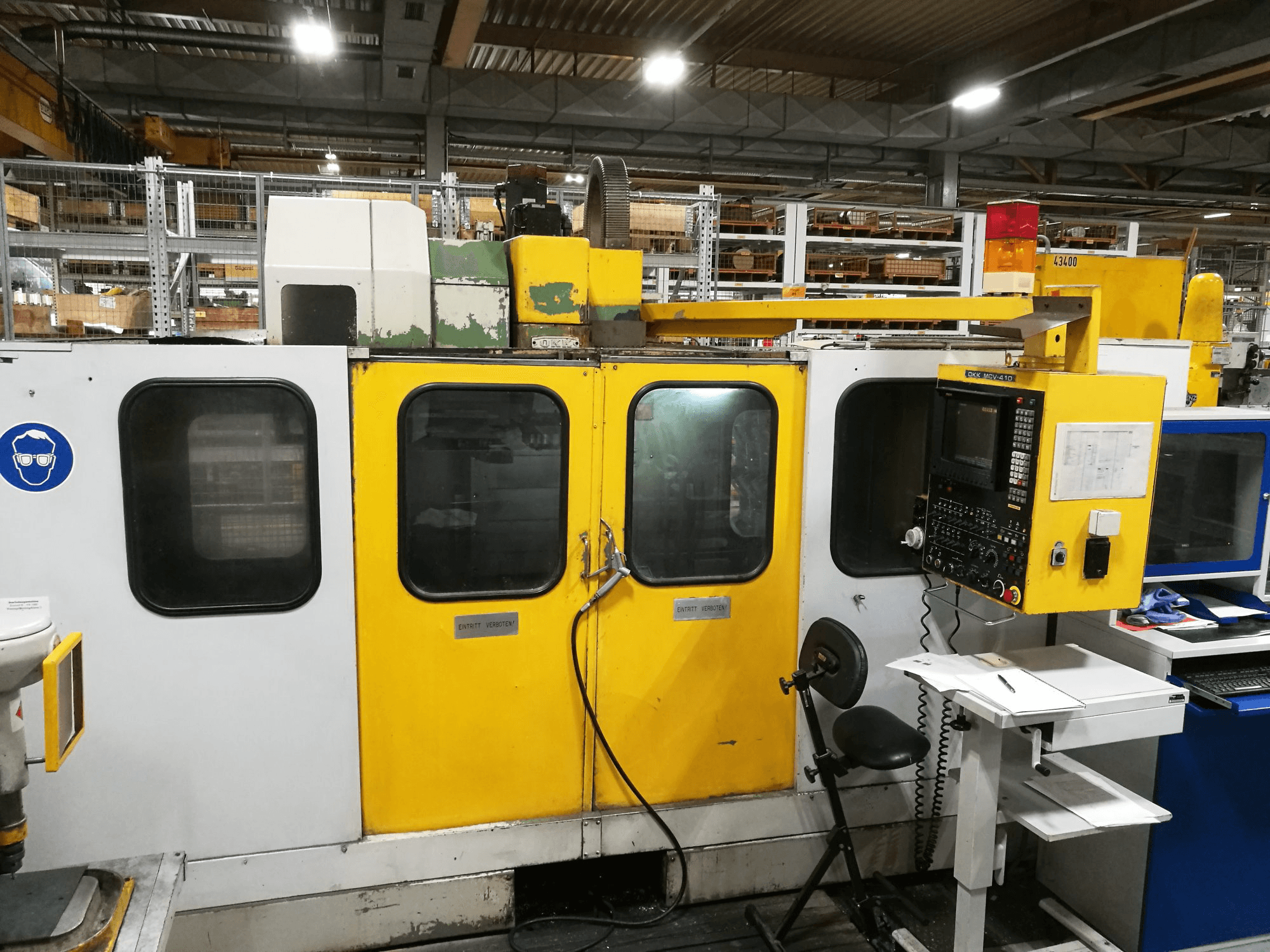 Prikaz 1 stroja OKK MCV-410 sprijeda