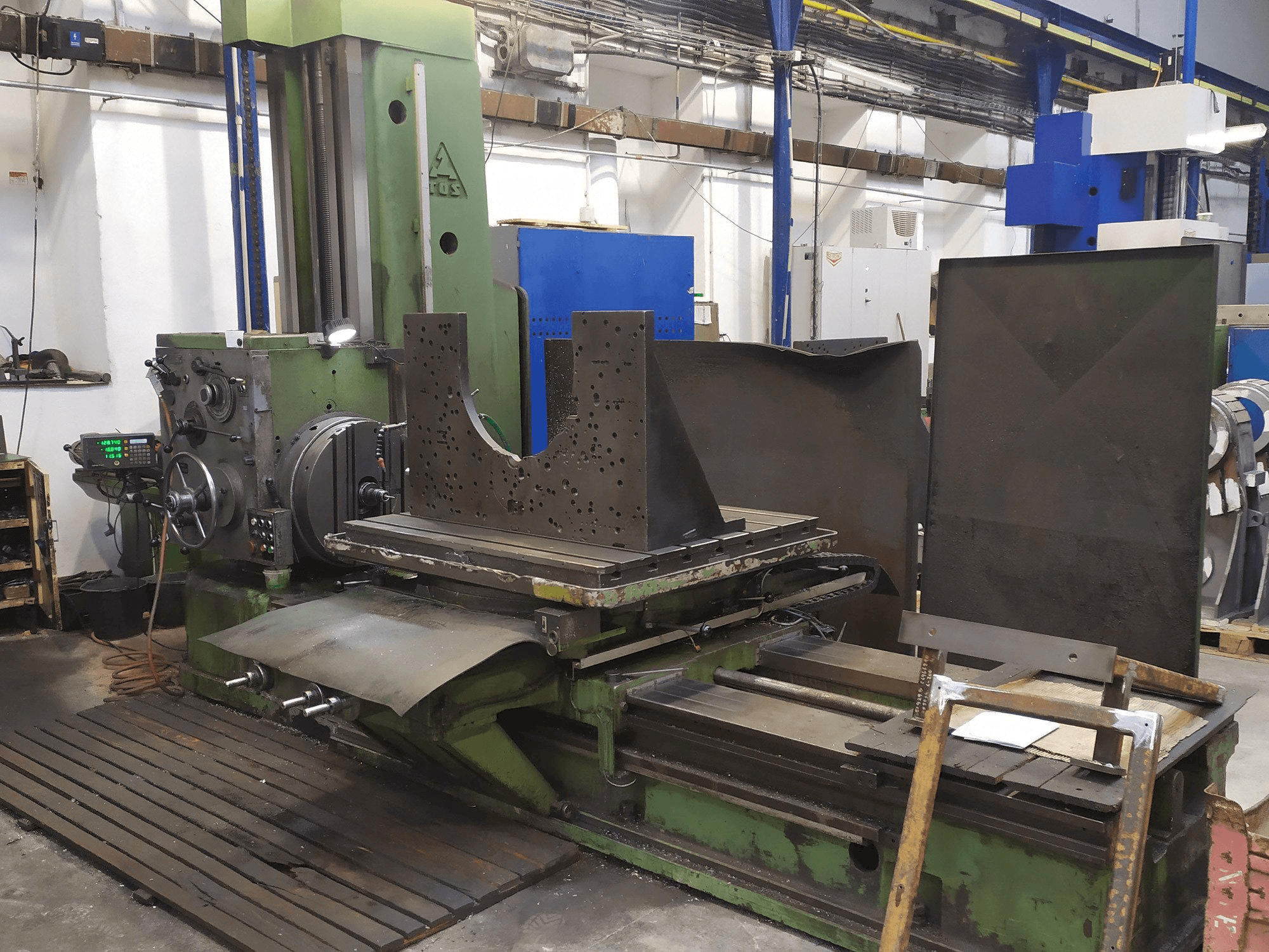 Prikaz stroja TOS H 100 sprijeda