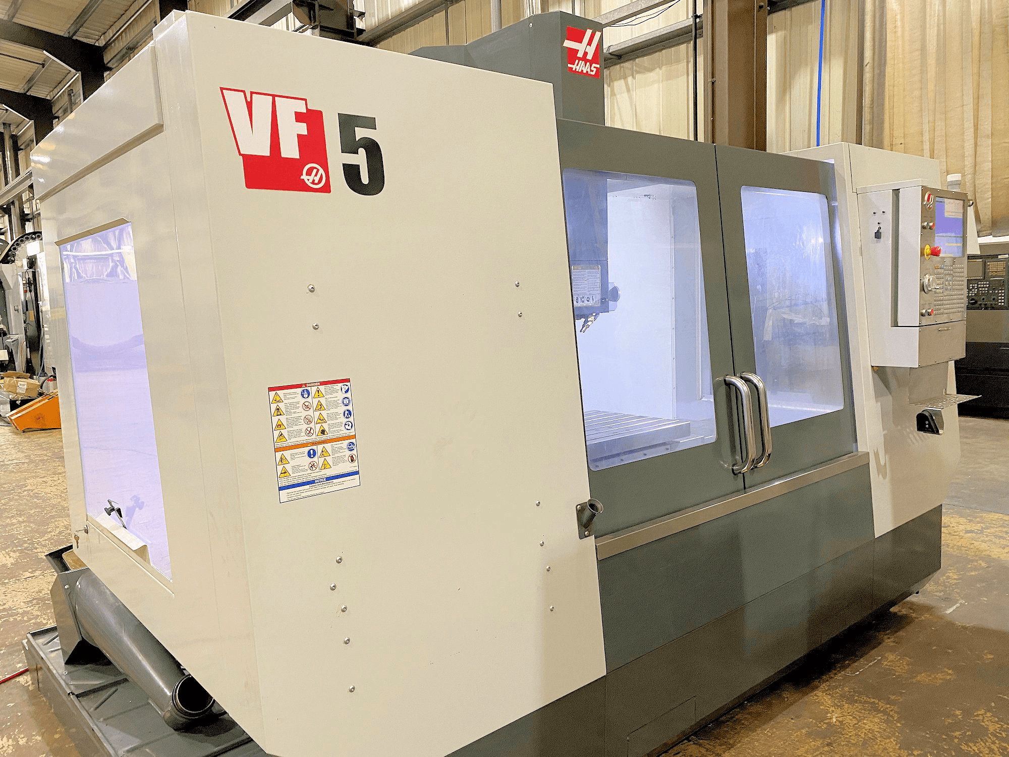 Prikaz stroja HAAS VF-5 sprijeda