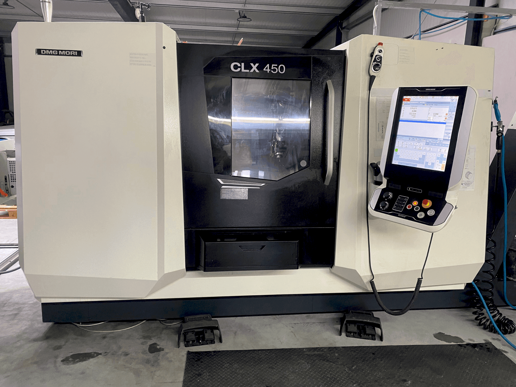 Prikaz stroja DMG MORI CLX 450 V6 sprijeda