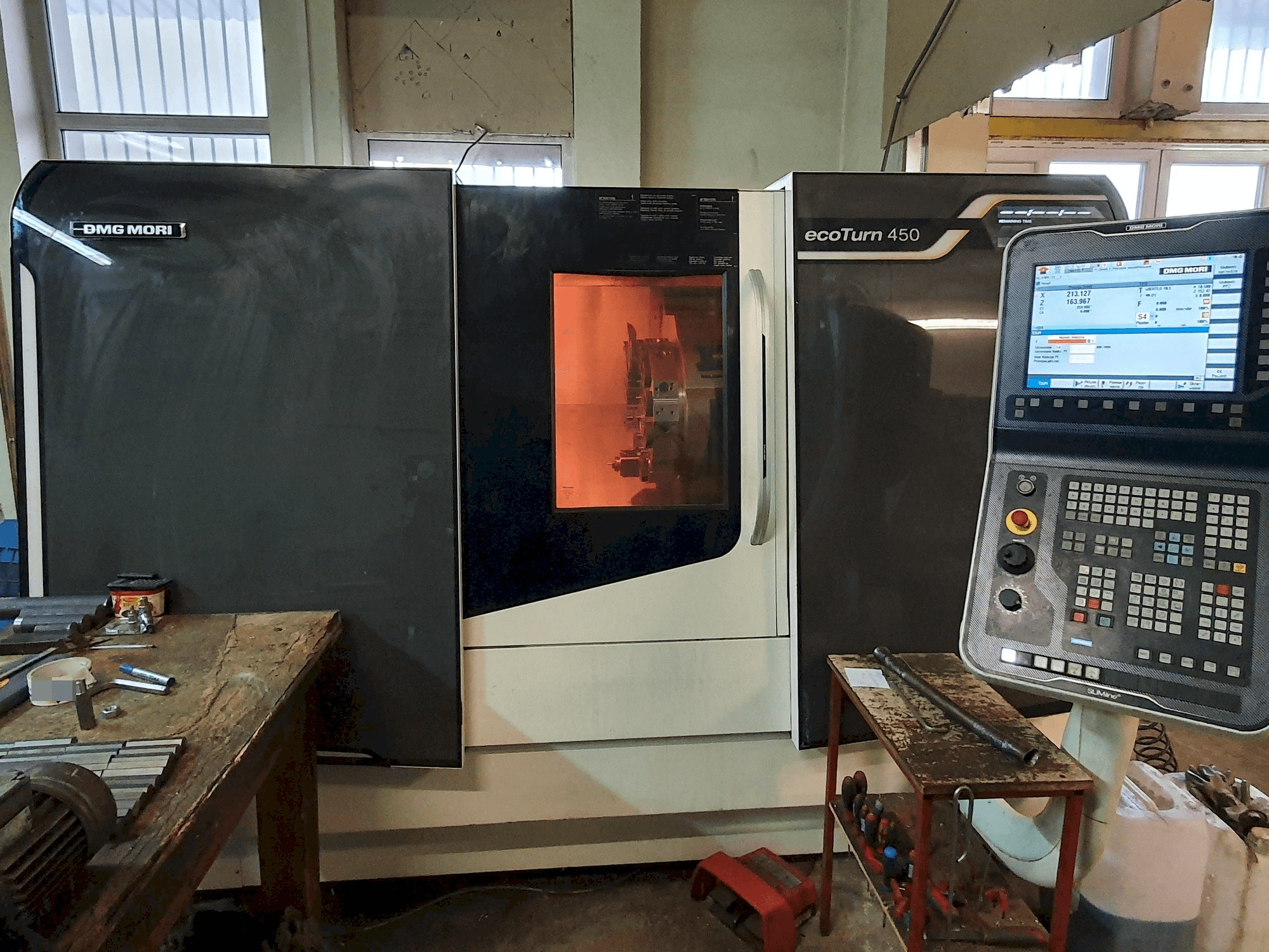 Prikaz stroja DMG MORI ecoTurn 450 sprijeda