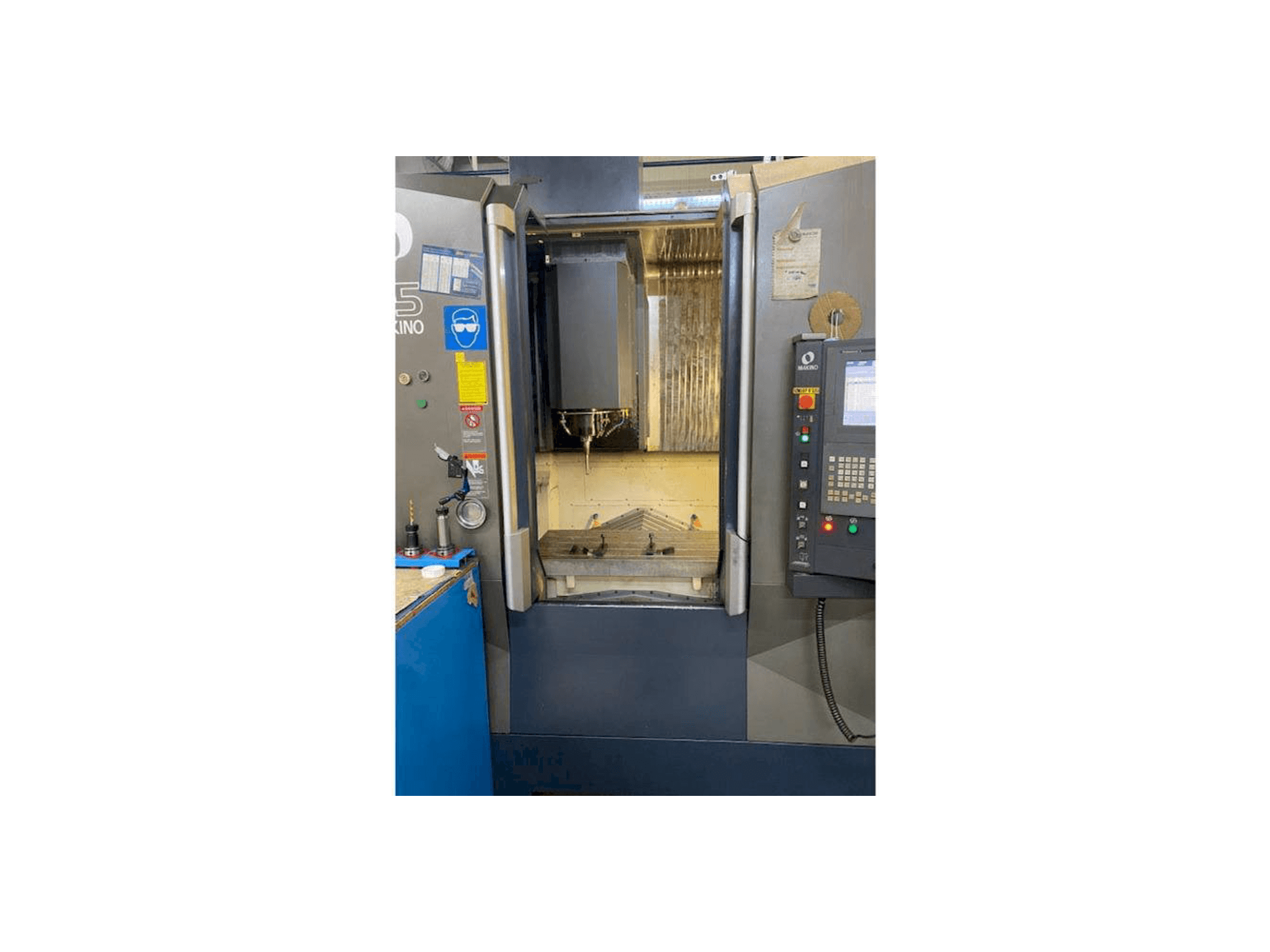 Prikaz stroja Makino F5 sprijeda