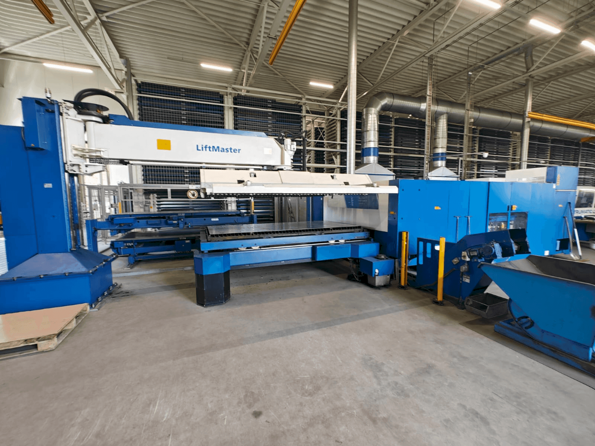 Prikaz stroja TRUMPF TruLaser 5030 classic 6,0kW + LiftMaster sprijeda