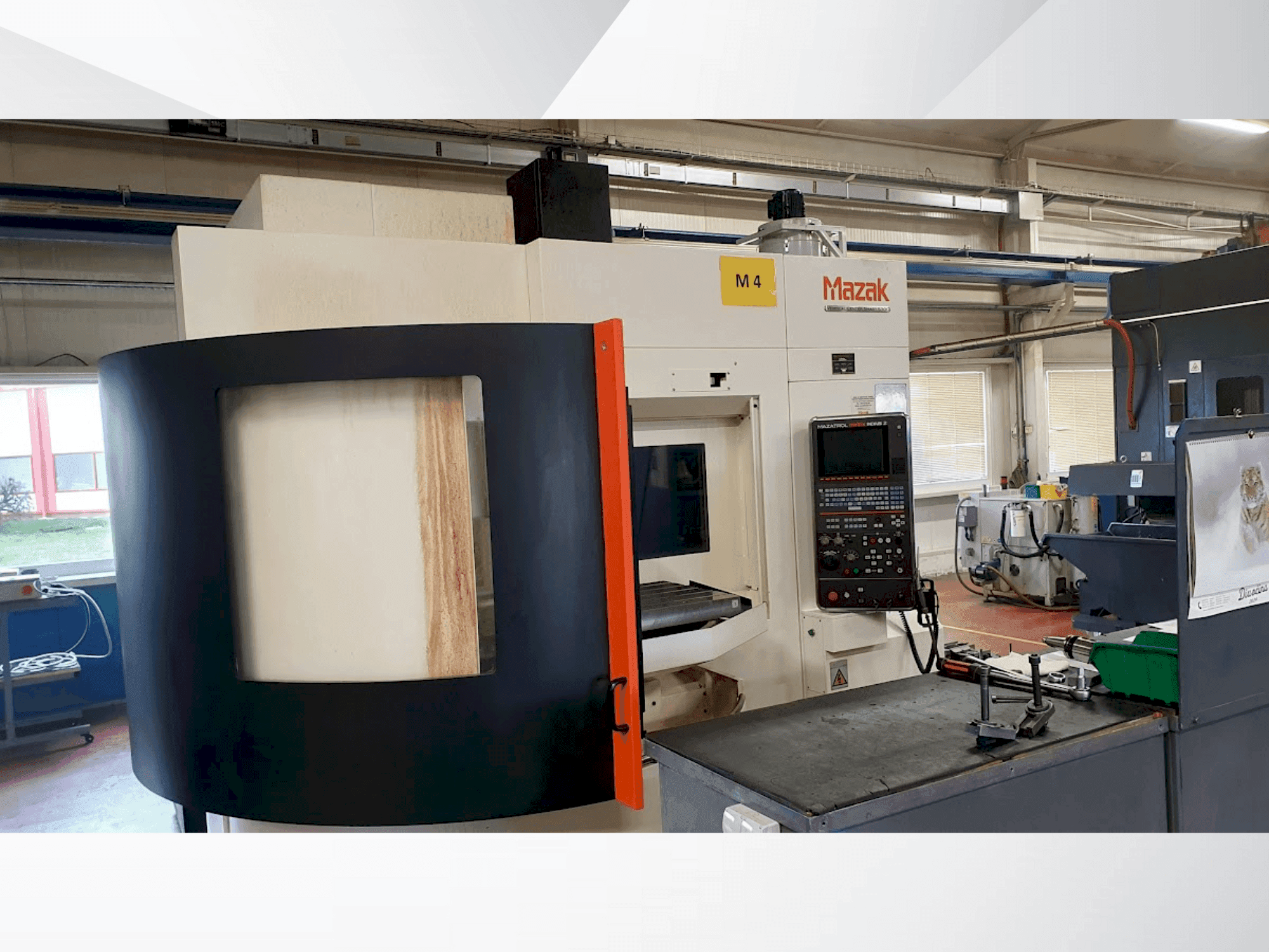 Prikaz bočne strane stroja Mazak VCS 530C-2PC