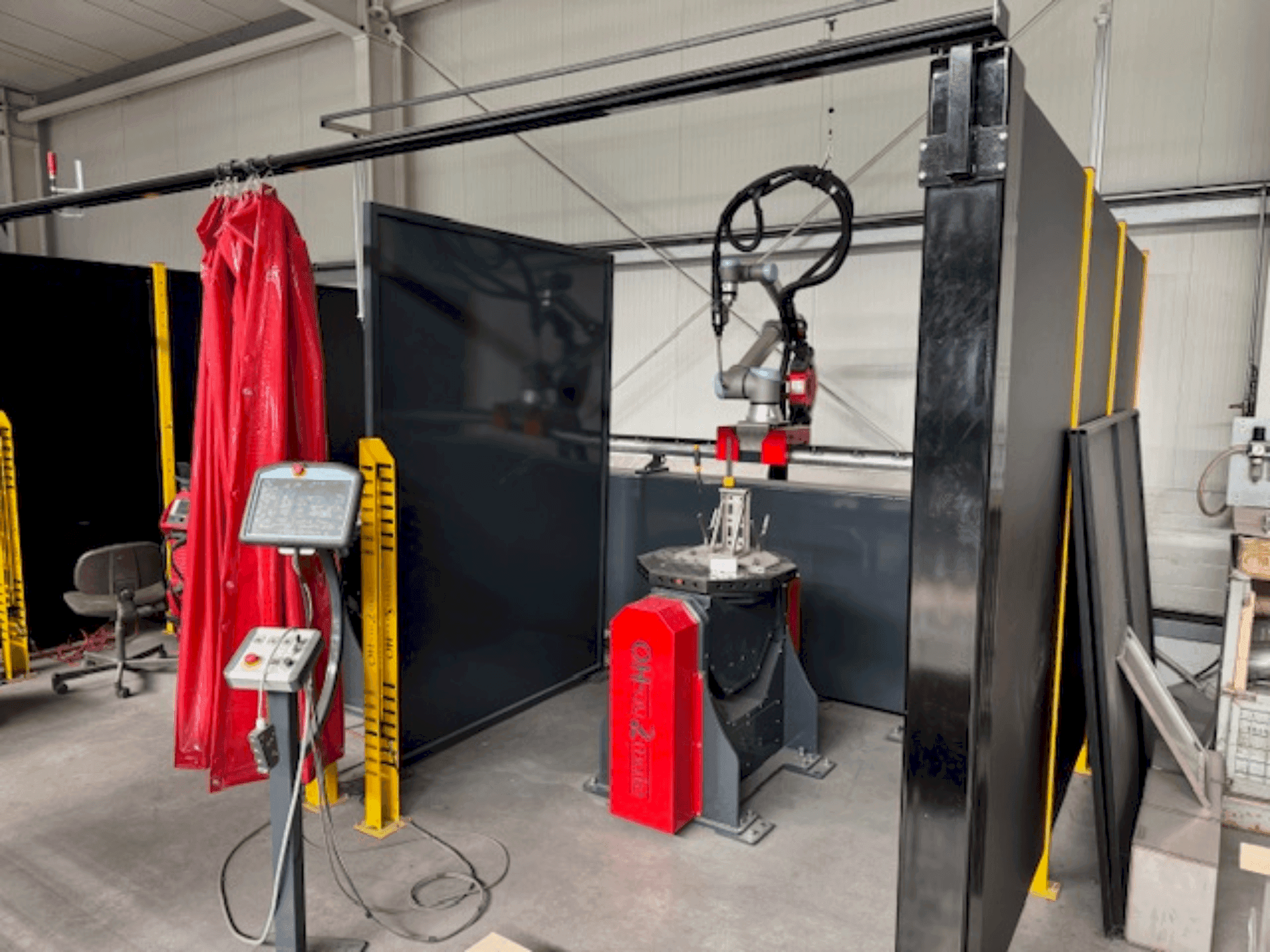 Prikaz stroja FRONIUS UR10 Roboter e-Series sprijeda