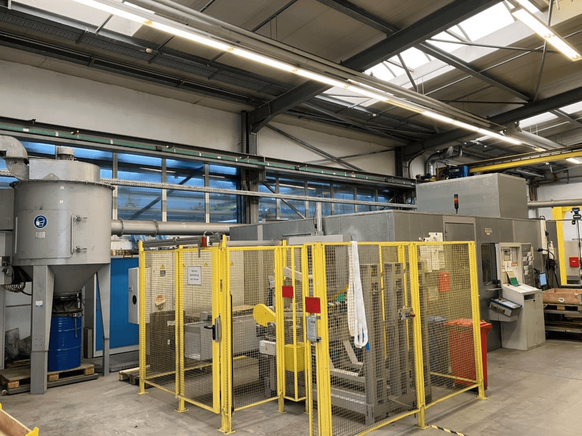 Stroj za brušenje bez centriranja HARALD BAUGMARTEN TM 400 S, prednji pogled s vidljivim sigurnosnim kućištem i sustavom za usisavanje.