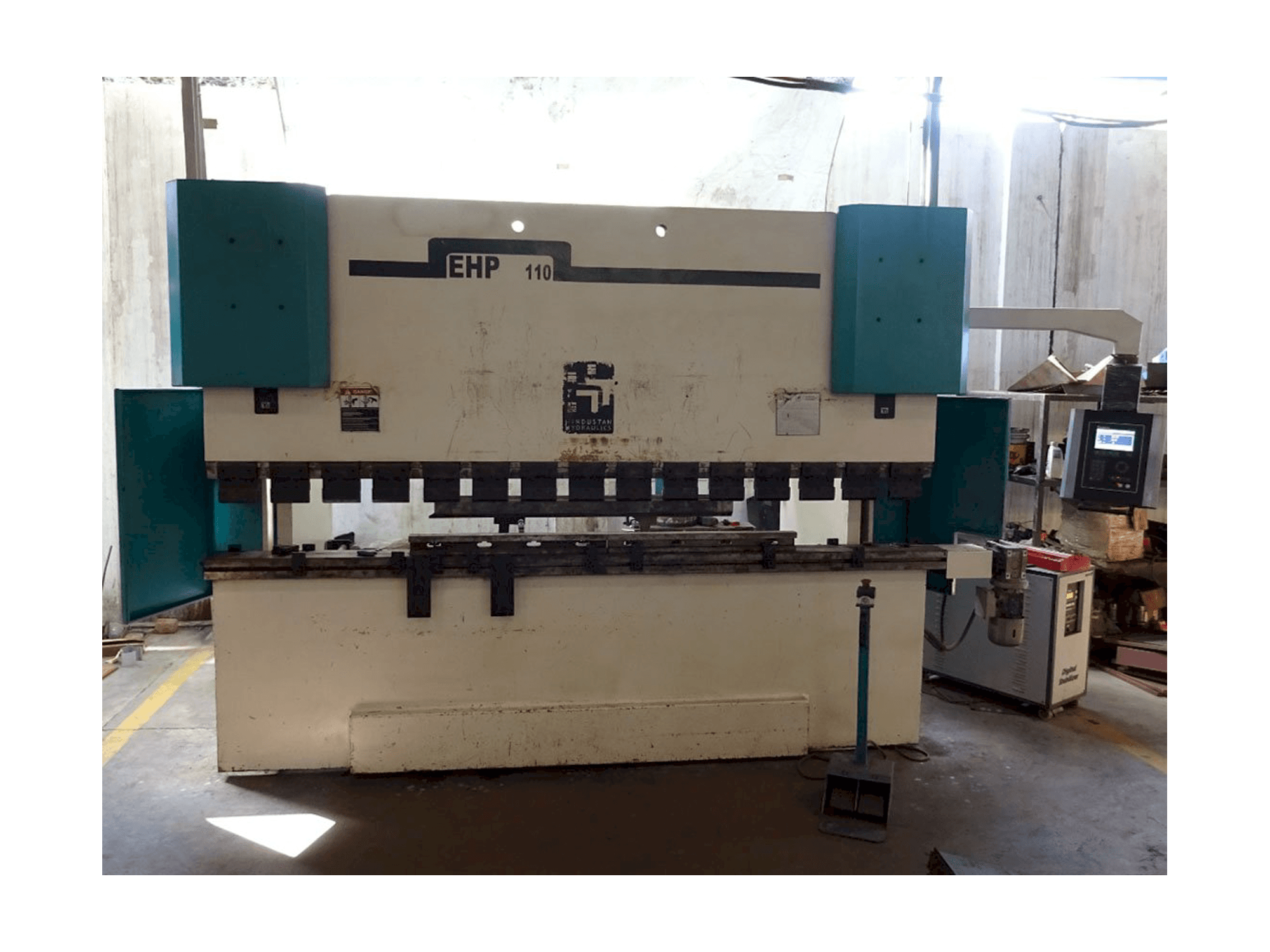 Prikaz stroja Hindustan Hydraulics EHP 110 sprijeda