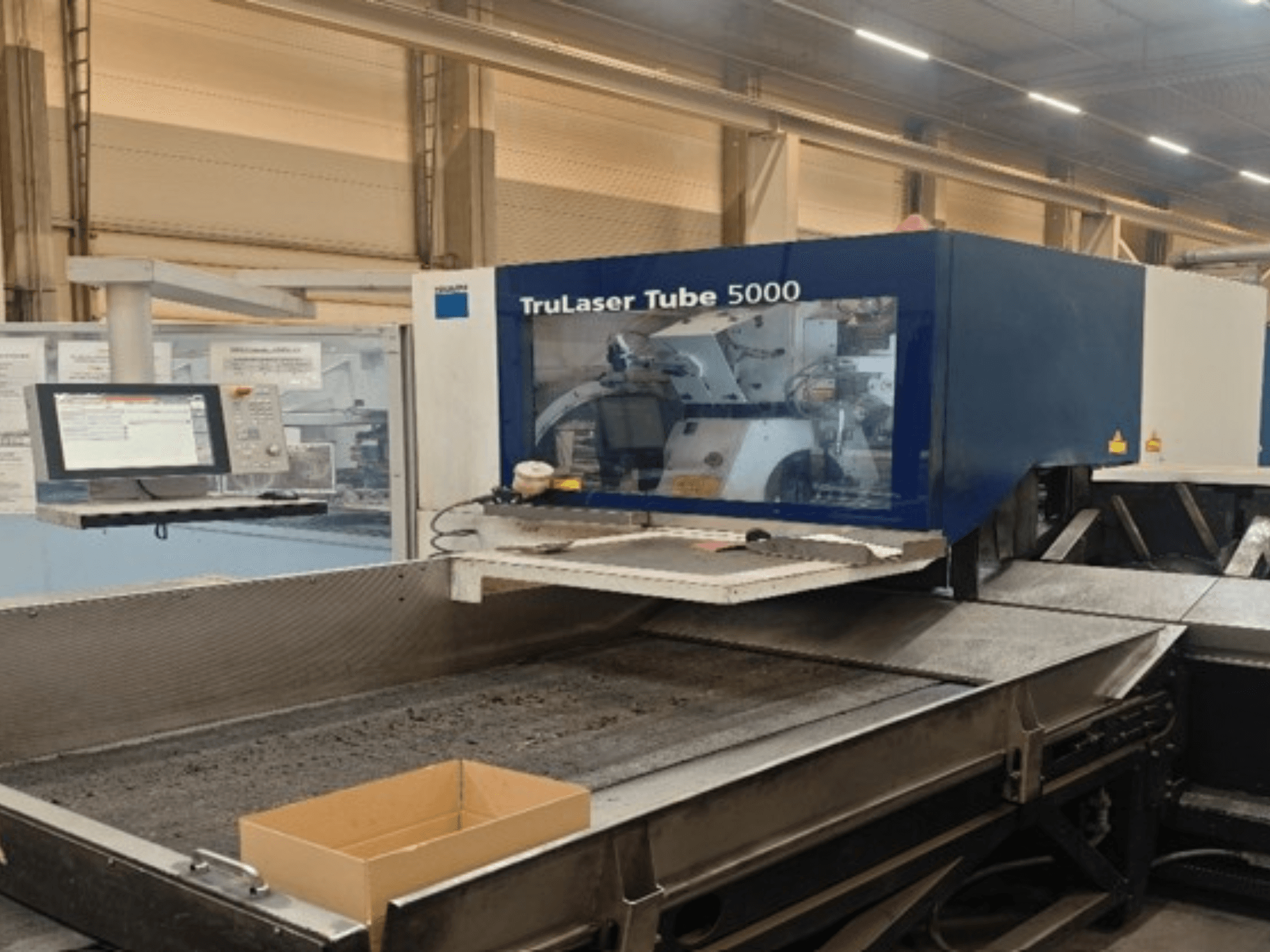 TRUMPF TruLaser Tube 5000 u prednjem pogledu, s prikazom upravljačke ploče i područja rezanja za precizno rezanje cijevi.