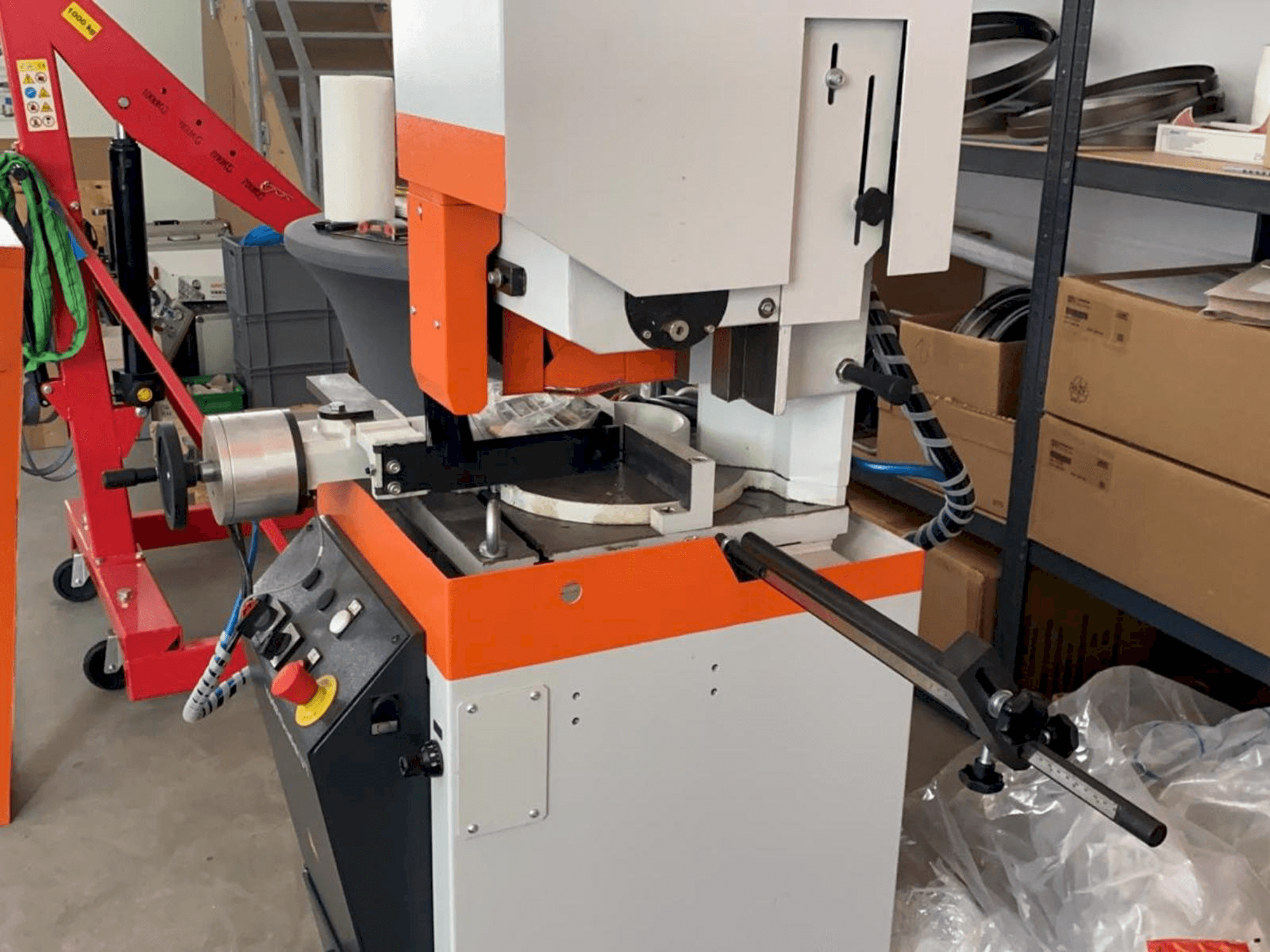 Prikaz lijeve strane stroja KASTO Radial U7