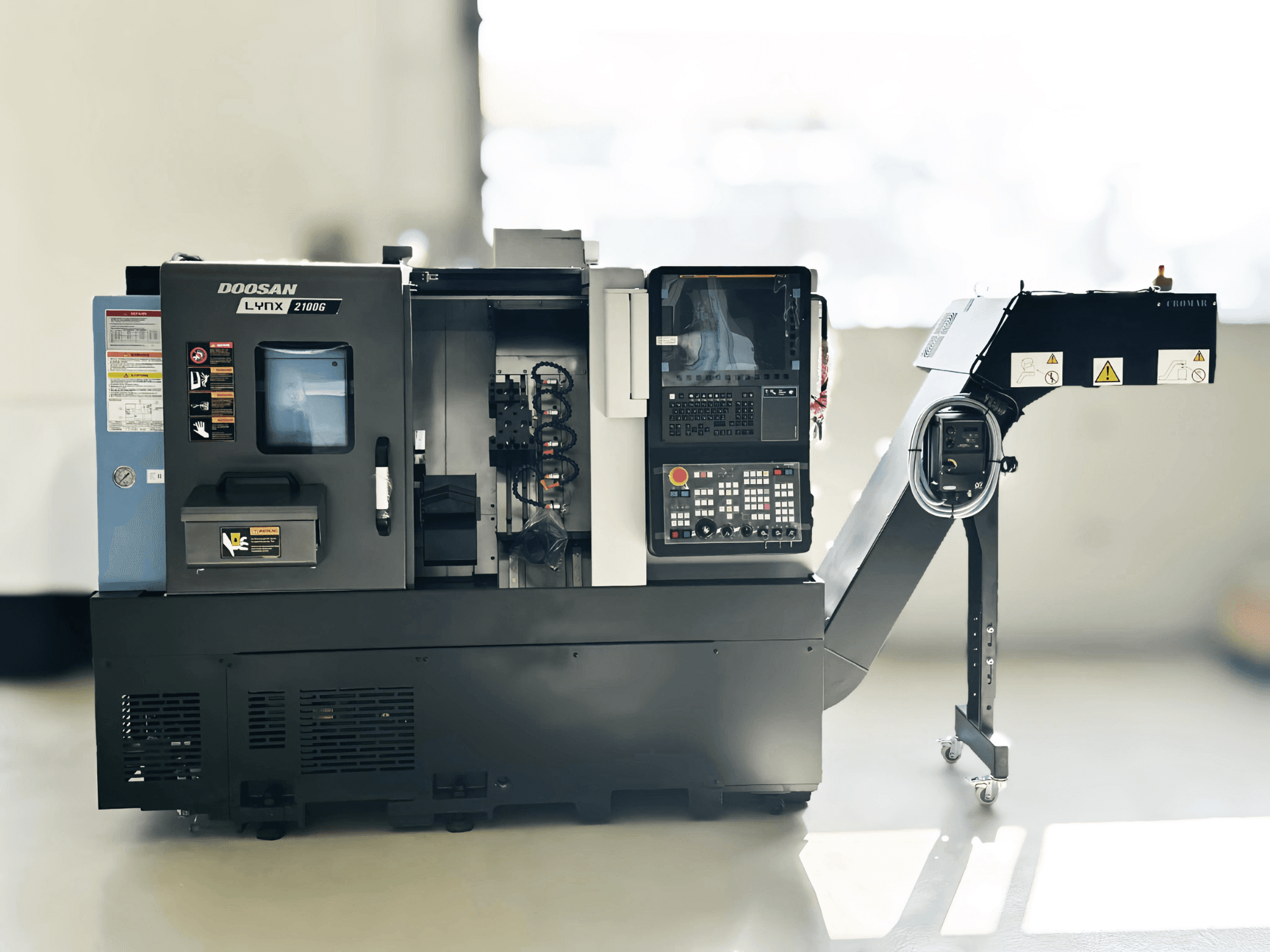 Bočni pogled na DOOSAN LYNX 2100GA tokarski stroj švicarskog tipa s vidljivom upravljačkom pločom i držačem alata.