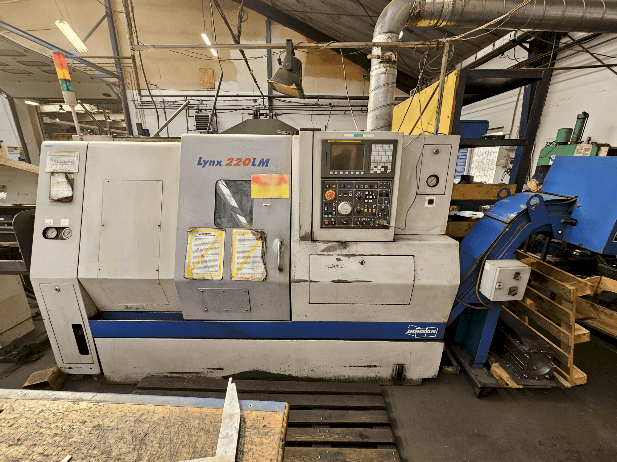 Prikaz stroja DOOSAN LYNX 220LMA sprijeda