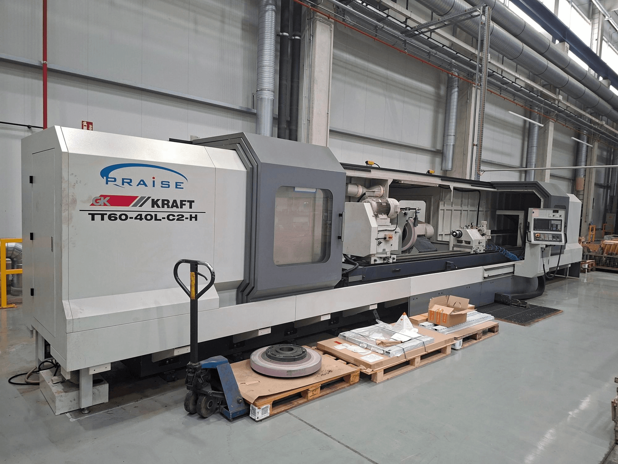 KRAFT TT60-40L-C2-H cilindrična brusilica, bočni pogled, s prikazom upravljačkih elemenata i brusne ploče u radioničkom okruženju.