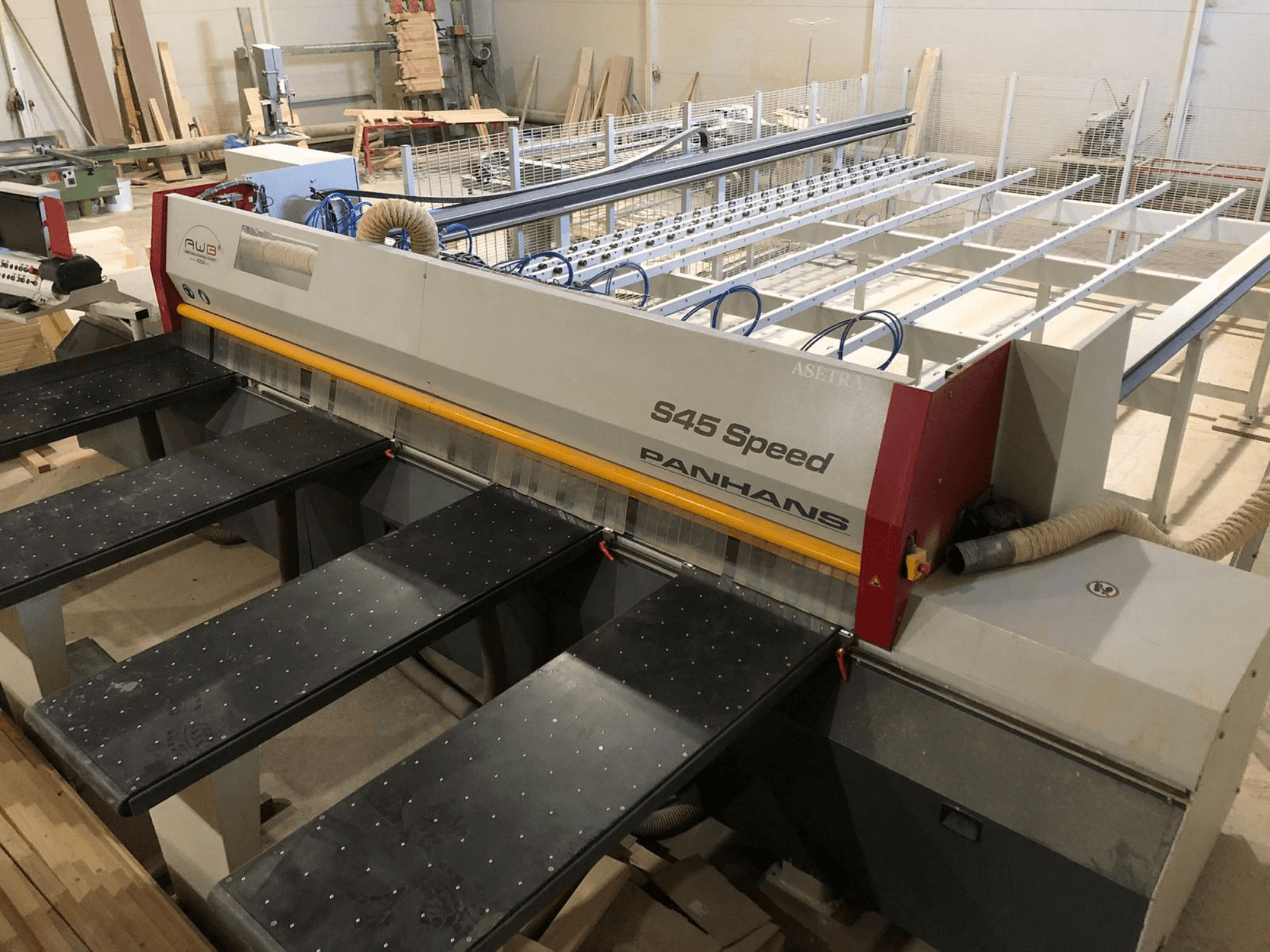 Bočni pogled na panelnu pilu PANHANS S45 Speed, s postavom od pet stolova i vidljivom upravljačkom pločom s usisavanjem prašine.