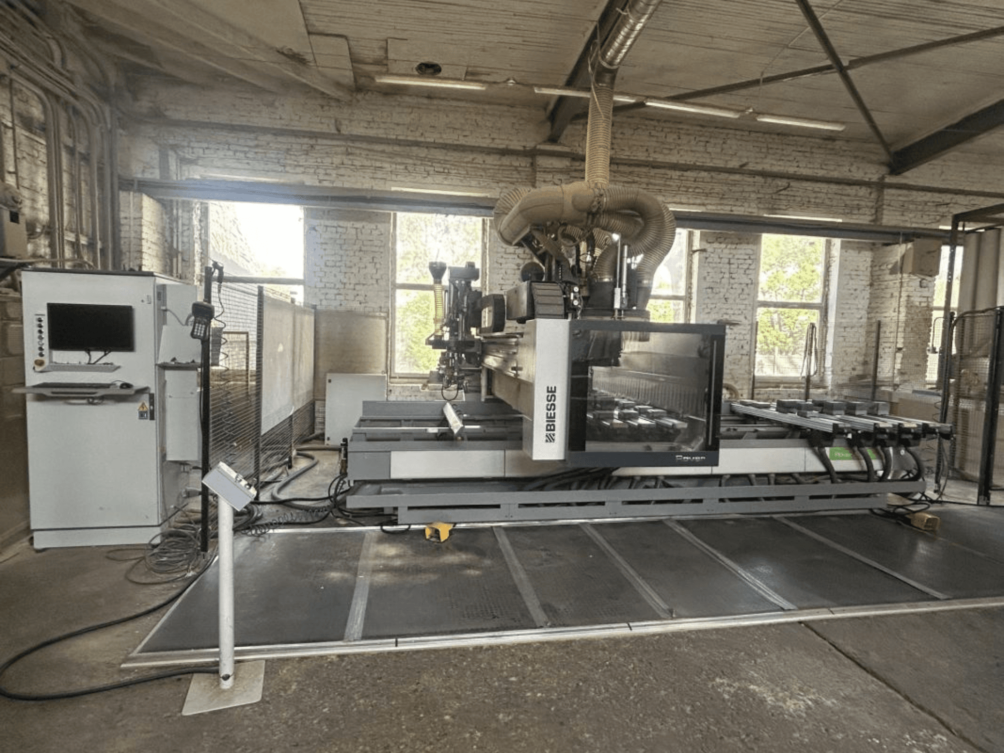 CNC obradni centar BIESSE Rover A Edge 1643, prednji pogled, prikaz upravljačke ploče, radnog stola i industrijskog okruženja.