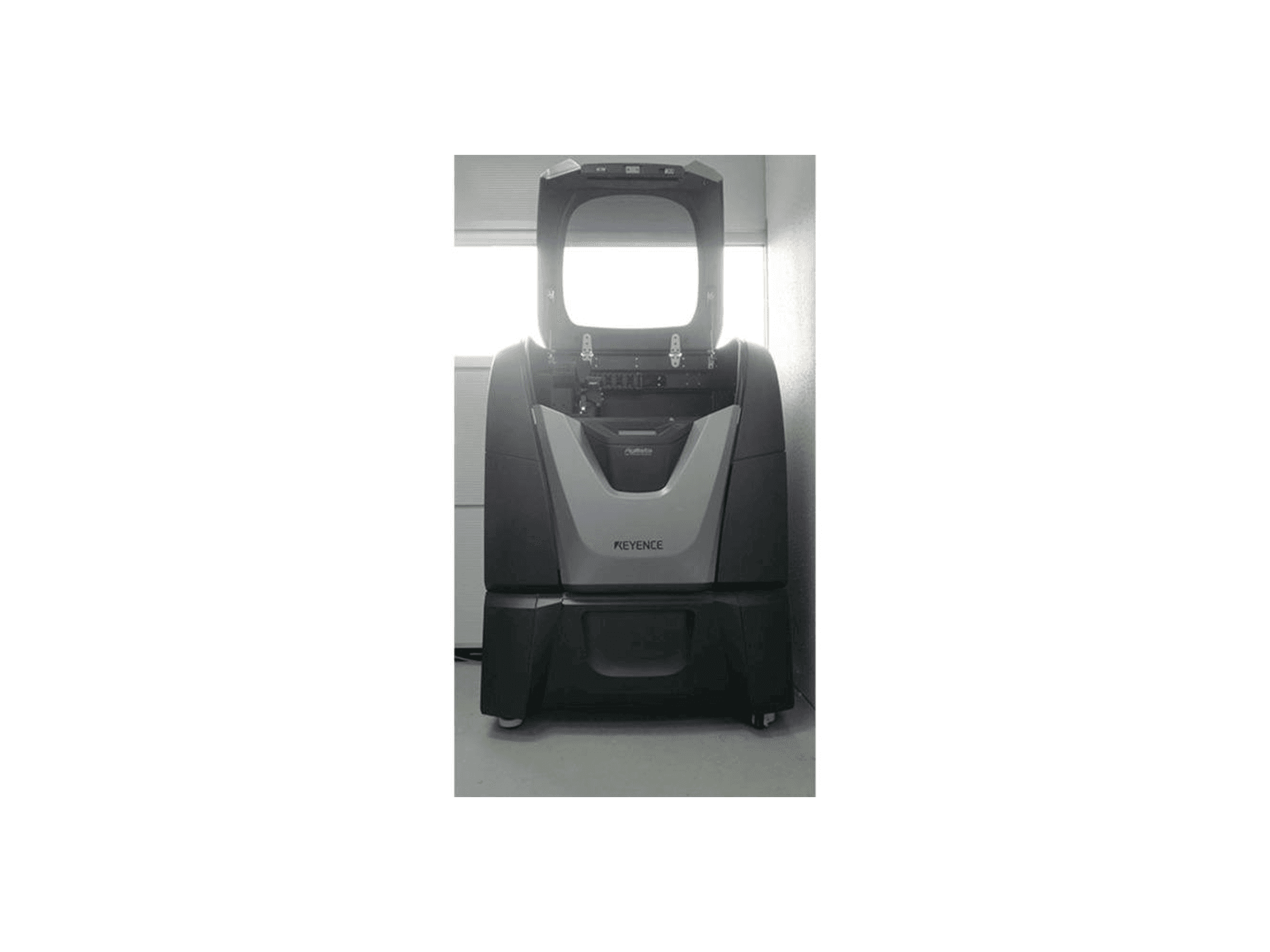 Prikaz stroja KEYENCE Agilista-3200W sprijeda