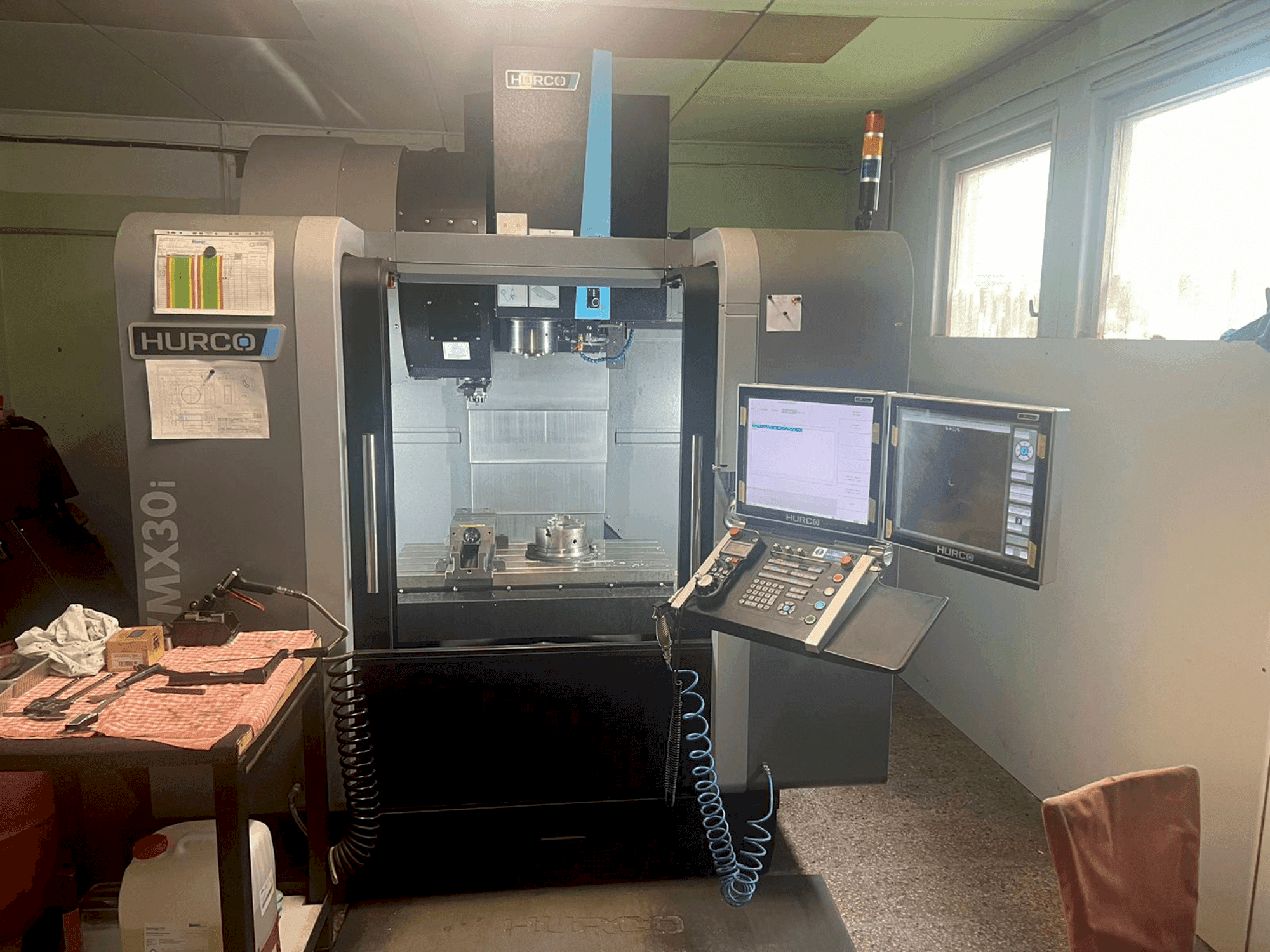 Prikaz stroja Hurco VMX30i sprijeda