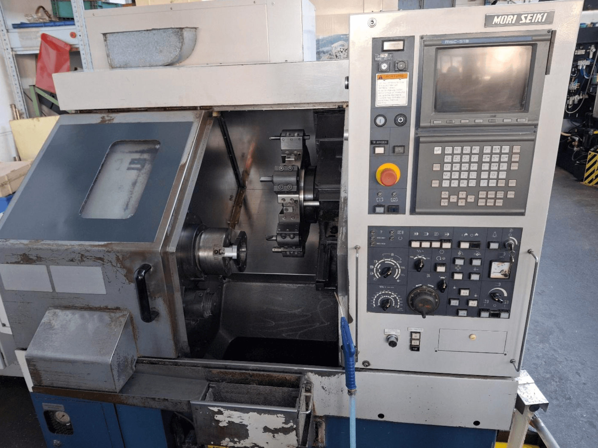 MORI SEIKI CL 15 horizontalni tokarski stroj, prednji pogled s upravljačkom pločom i područjem obrade.