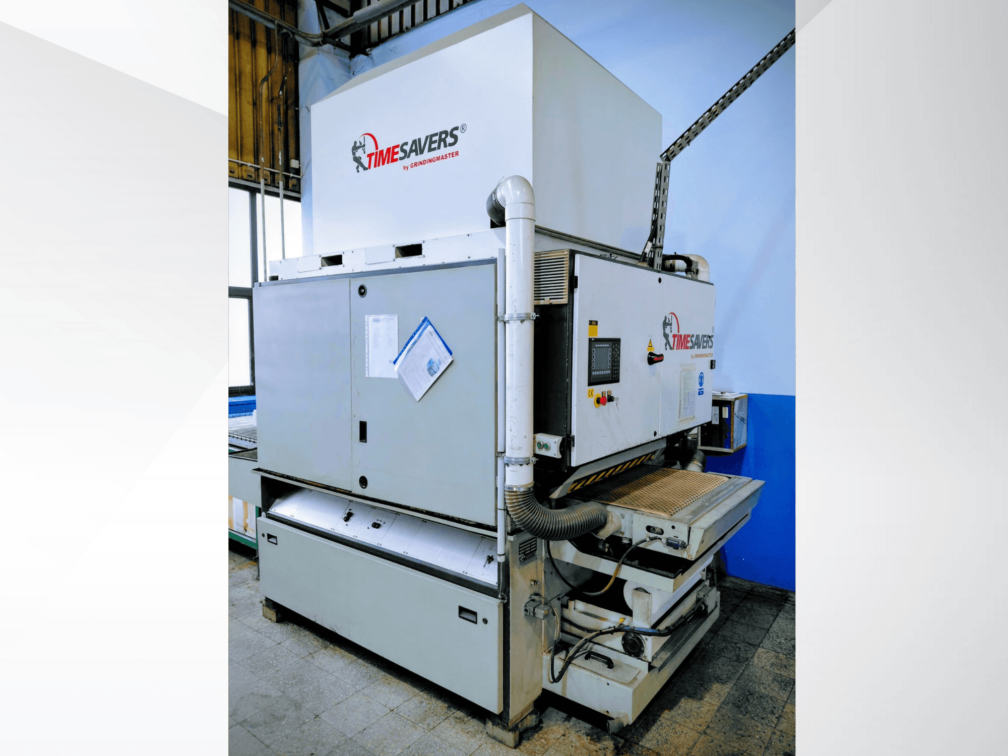 Industrijska brusilica koja štedi vrijeme, prednji pogled. Ima upravljačke elemente, usisavanje prašine i podesivu brusnu površinu za preciznost.