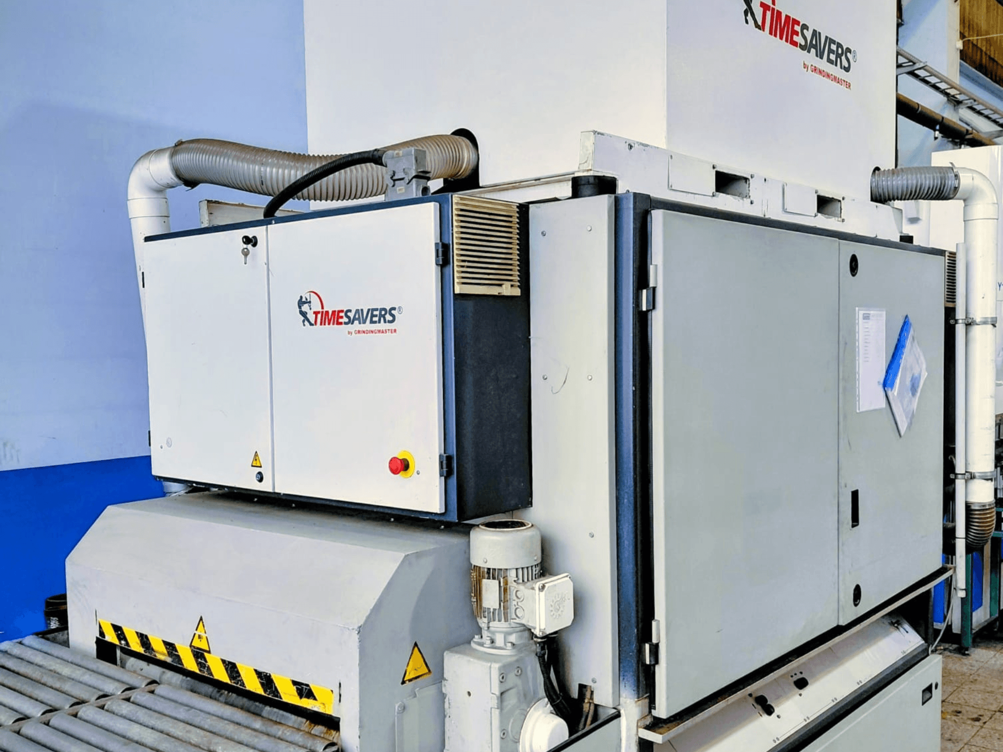 Industrijska brusilica TIME SAVERS, bočni pogled, ima podesivi valjak, upravljačku ploču i sustav za usisavanje prašine.