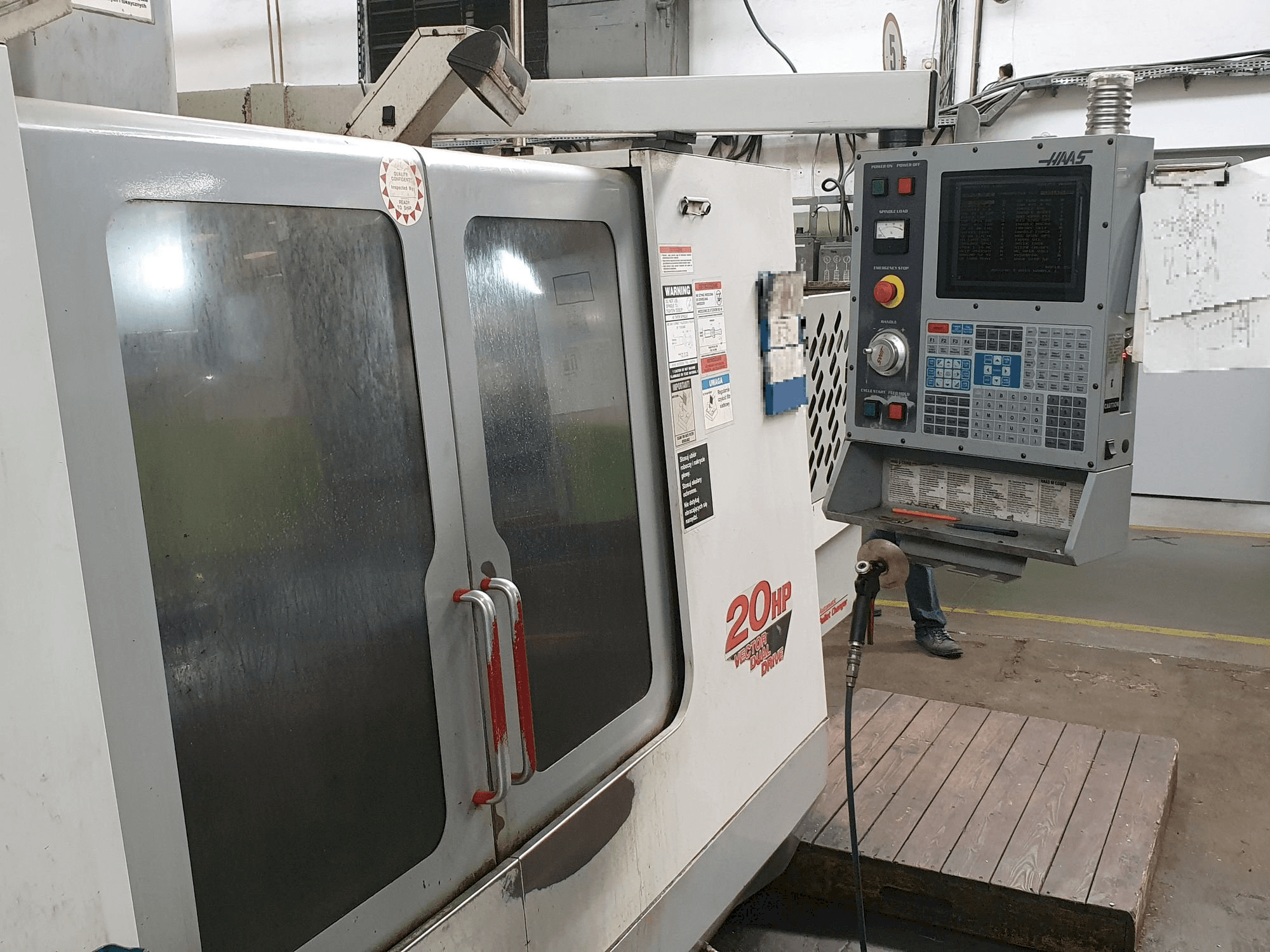 Prikaz stroja HAAS VF-3 sprijeda