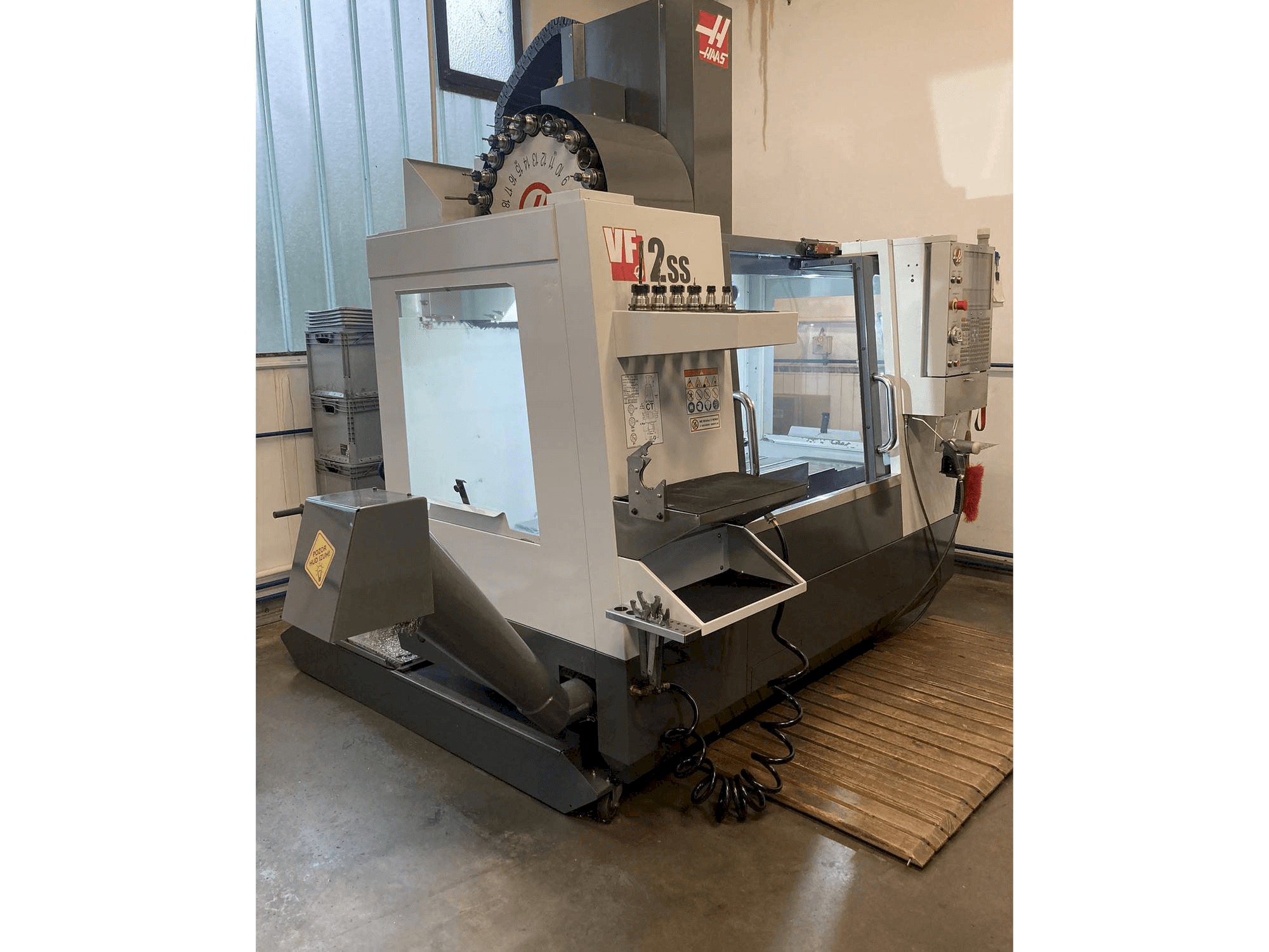 Prikaz lijeve strane stroja HAAS VF-2 SS