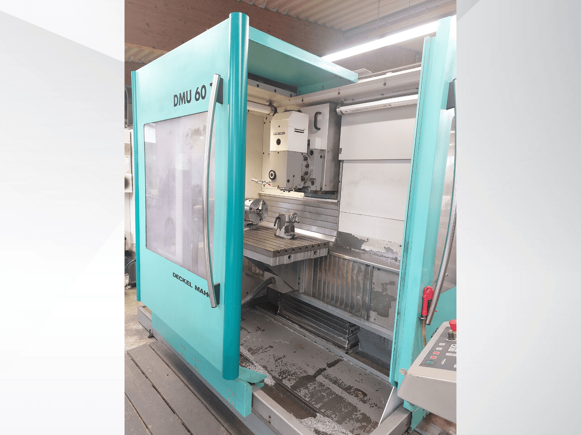 Deckel MAHO DMU 60 CNC stroj, pogled sprijeda. Ima vidljivu upravljačku ploču i stol za glodanje s postavom obratka.