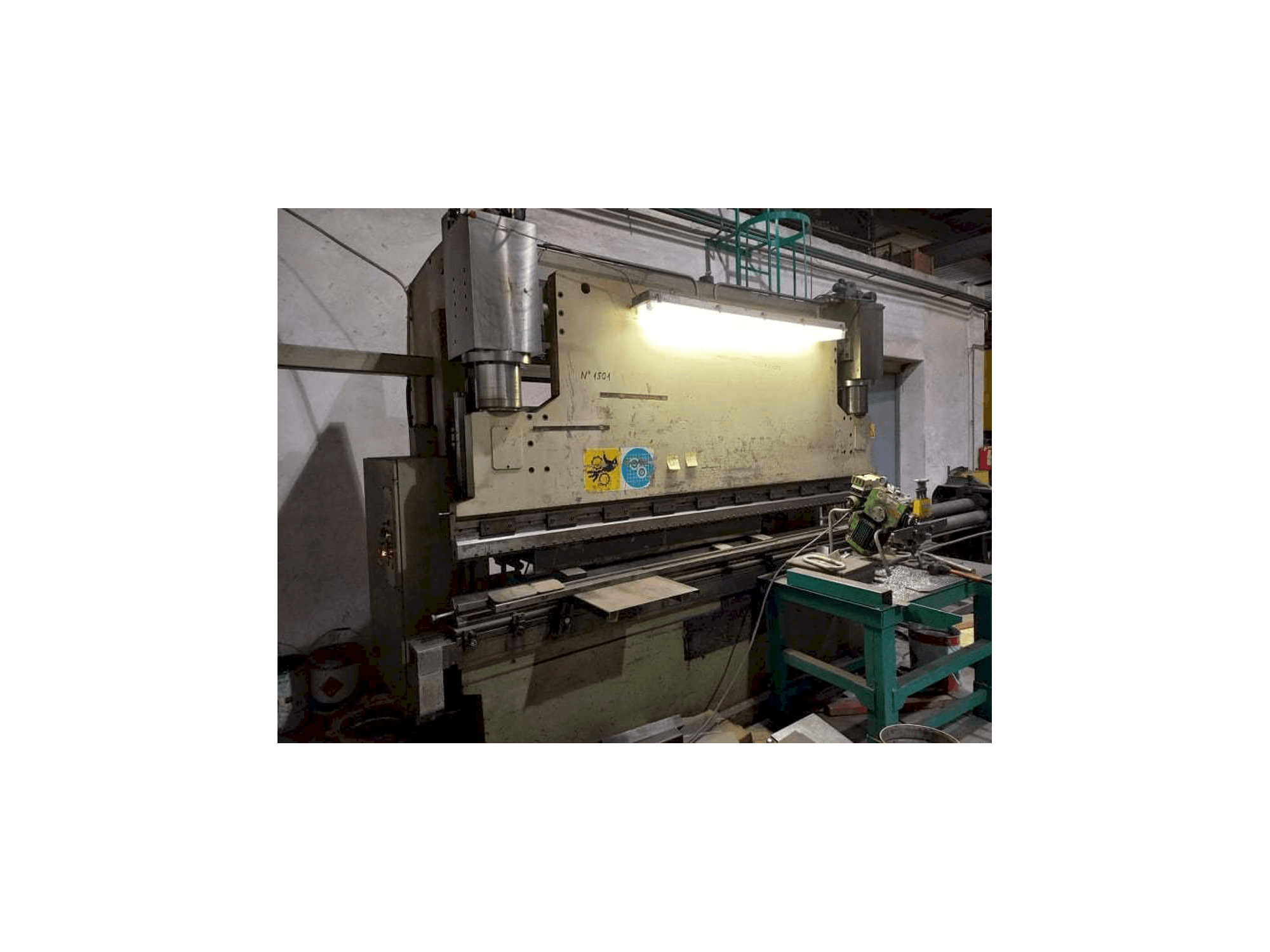 Prikaz stroja DONEWELL HP3B sprijeda