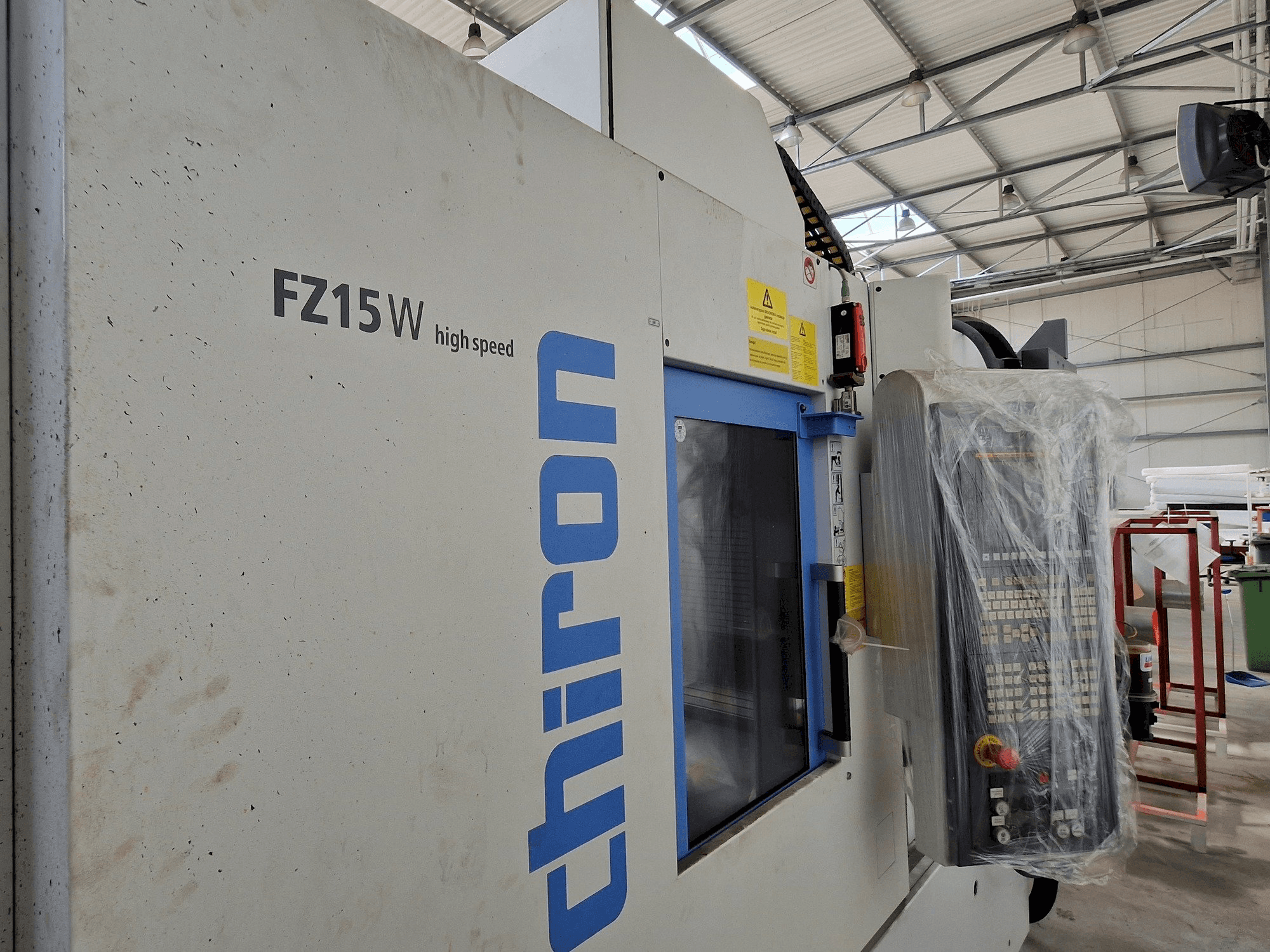 Prikaz lijeve strane stroja CHIRON FZ15 W HS