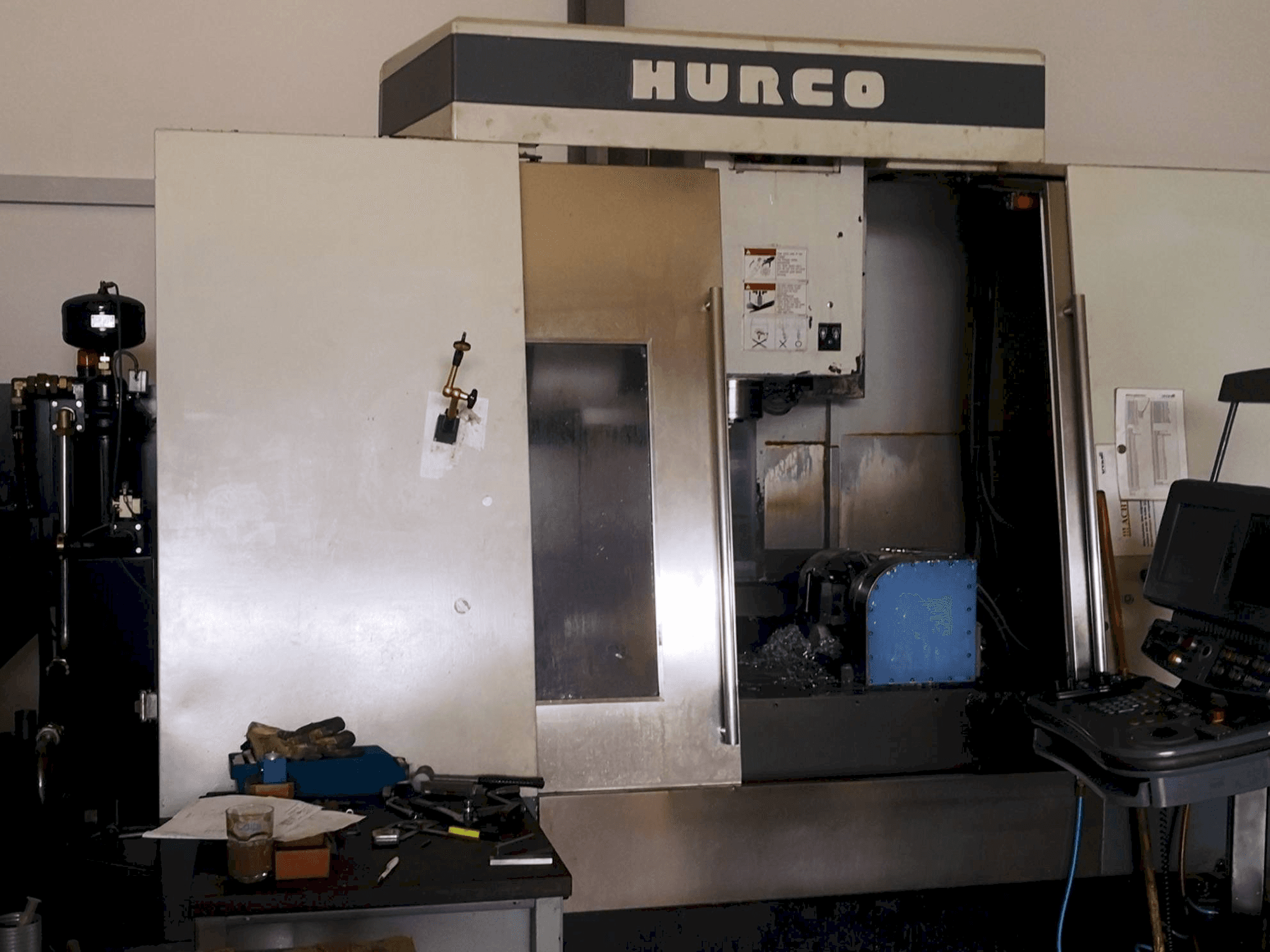 Prikaz stroja Hurco VM 50/40T sprijeda