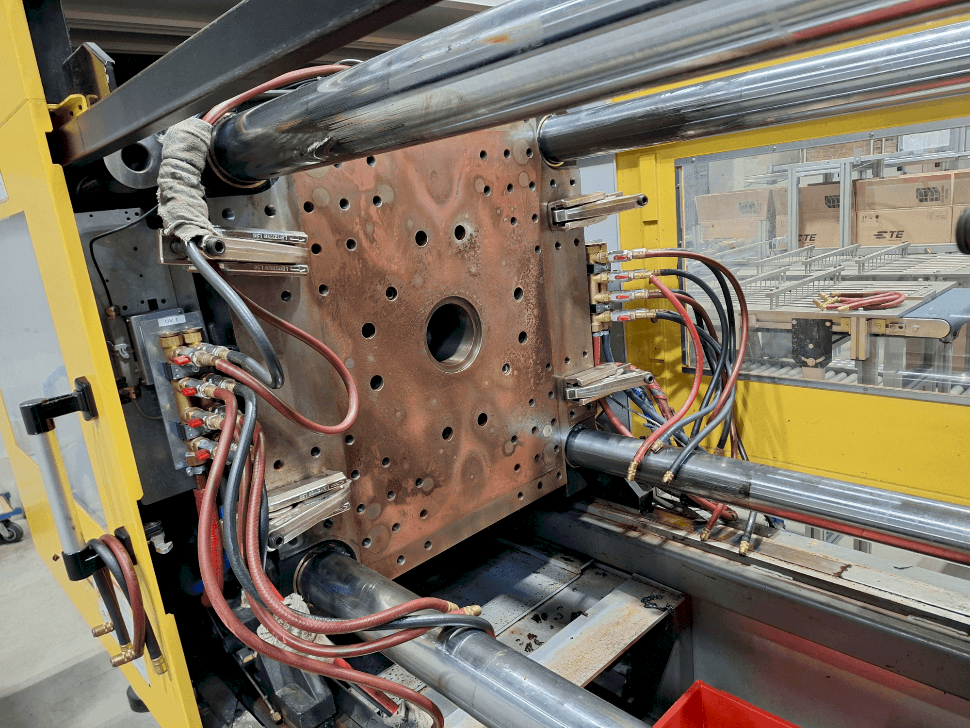 Prikaz stroja FANUC Roboshot S220iA sprijeda