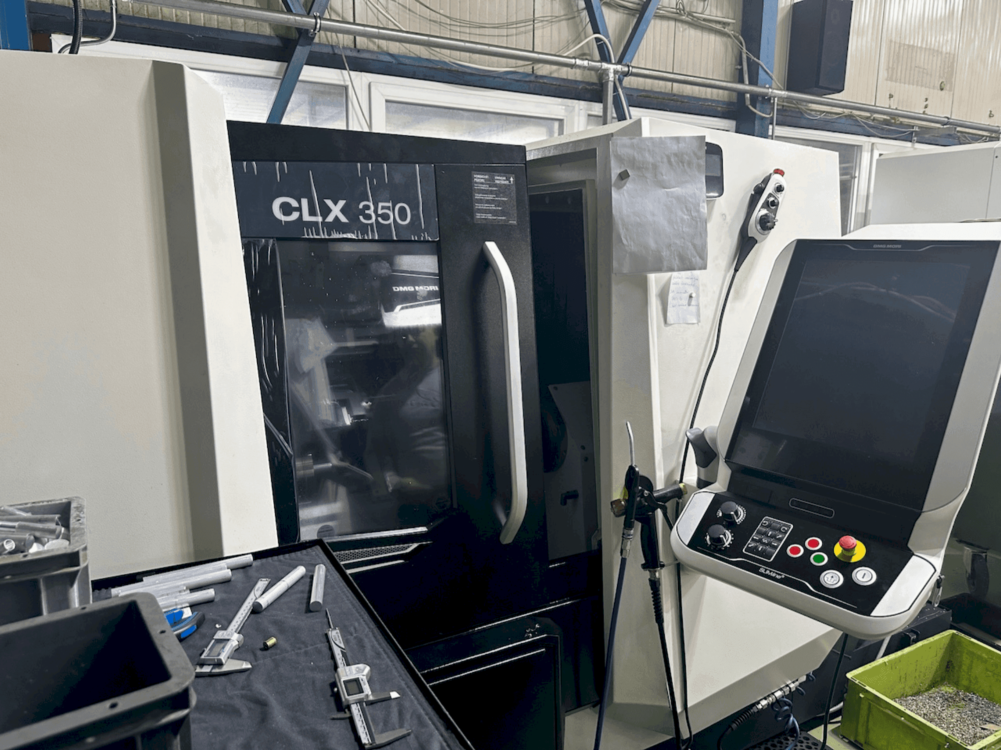 Prikaz stroja DMG MORI CLX 350 V6 sprijeda