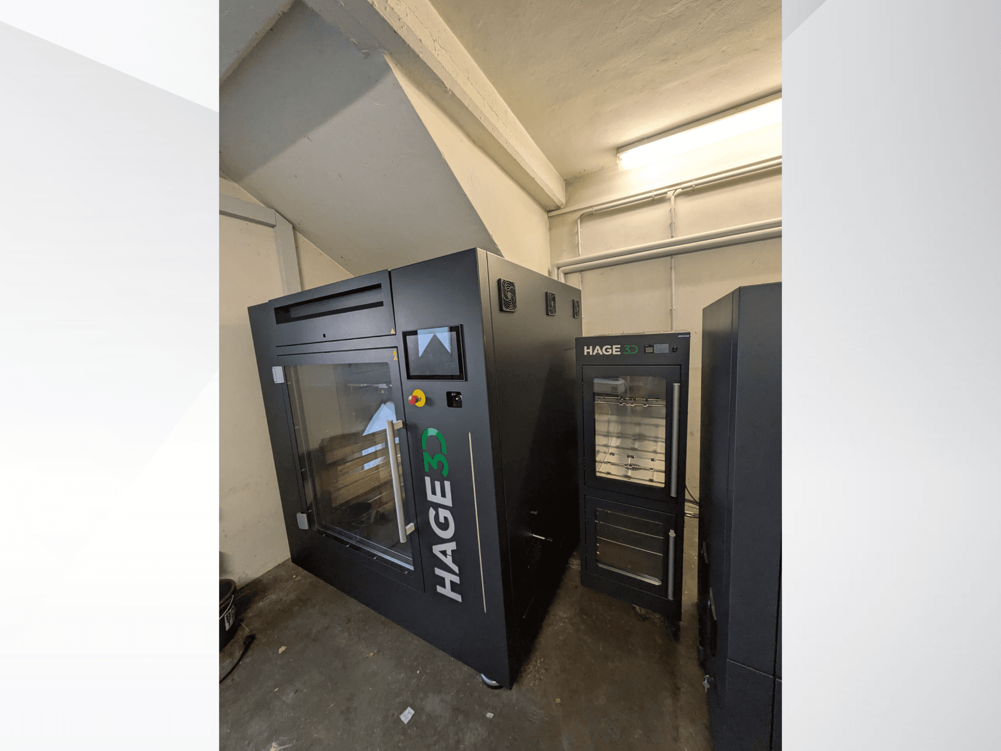 HAGE 3D Precision One plastični 3D printer u kutnom pogledu, s prozirnim vratima i upravljačkom pločom, s prostorom za pohranu pored nje.