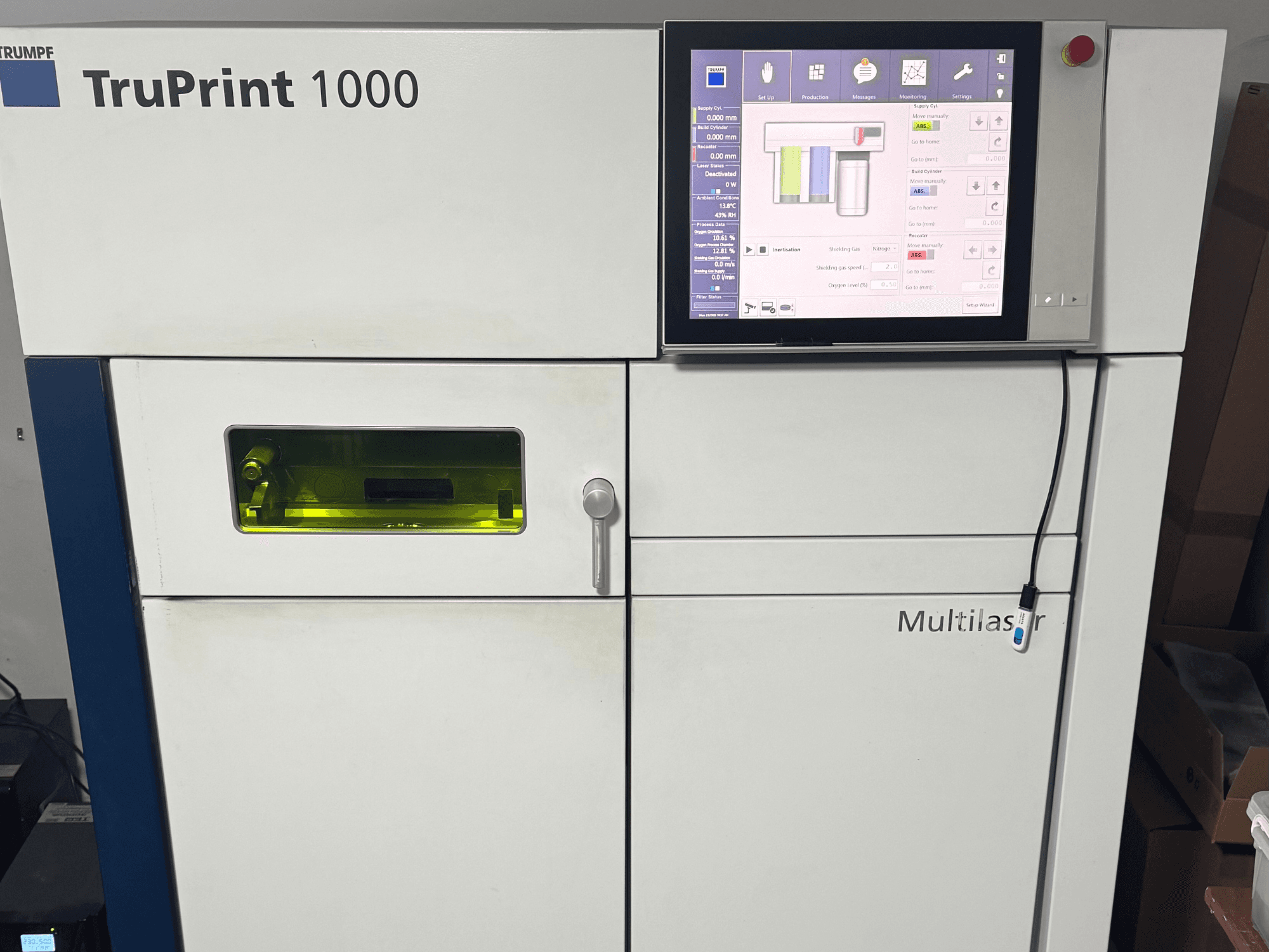 TruPrint 1000 tvrtke Trumpf, prednji pogled, s digitalnom upravljačkom pločom i prozirnim prozorčićem za nadzor.