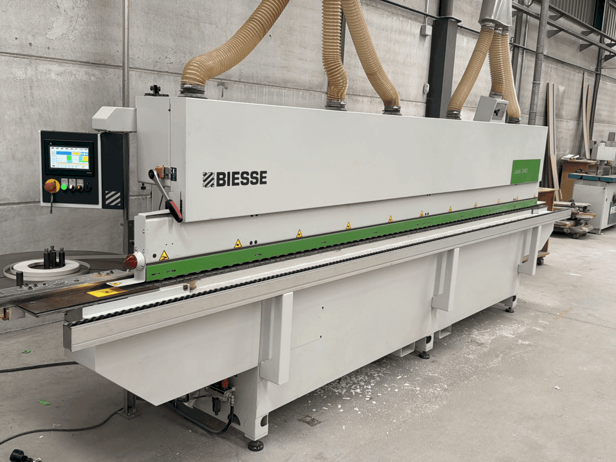 Prikaz stroja BIESSE Jade 240 sprijeda
