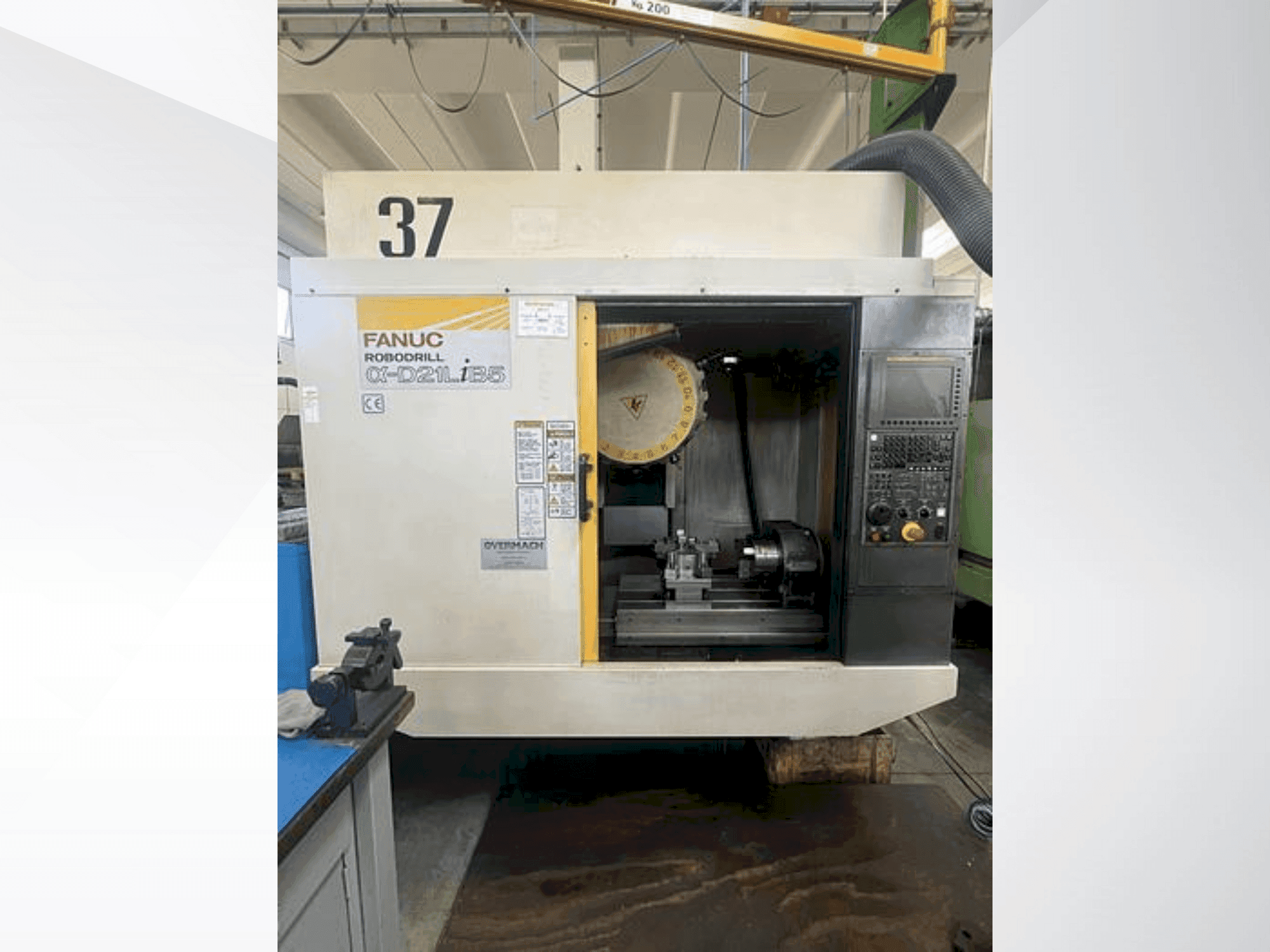 Prikaz stroja FANUC Robodrill α-D21LiB5 sprijeda