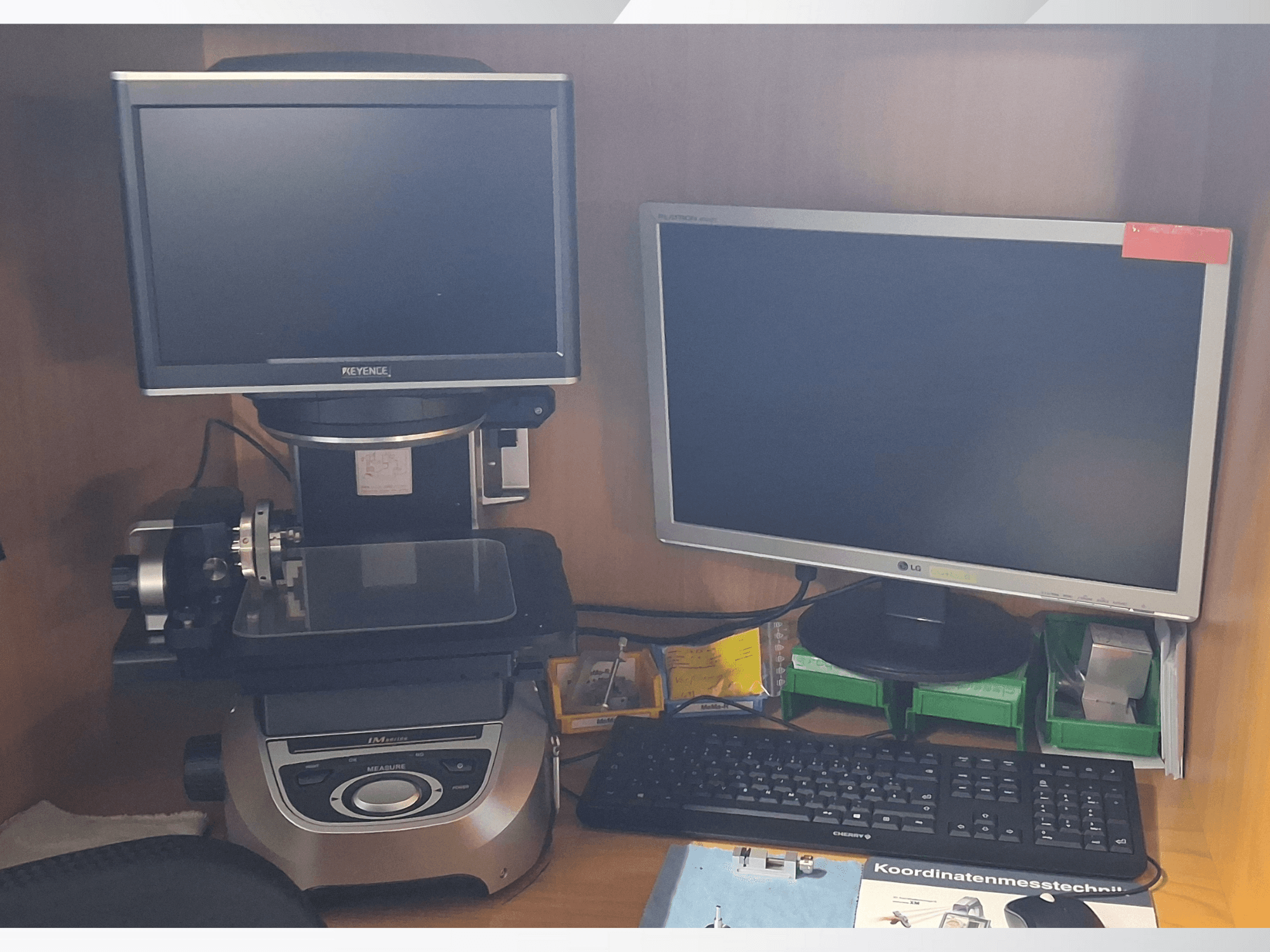 Keyence mjerni sustav s dva monitora (jedan LG, jedan Keyence) i tipkovnicom, gledano sprijeda.