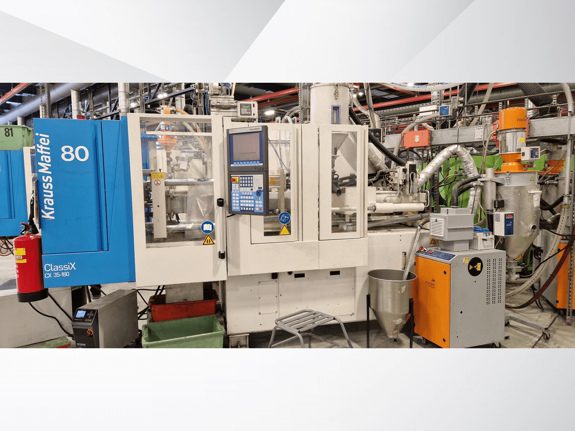Krauss Maffei ClassiX CX 35-180 hidraulički stroj za brizganje plastike, prednji pogled, s vidljivom upravljačkom pločom i pomoćnom opremom.